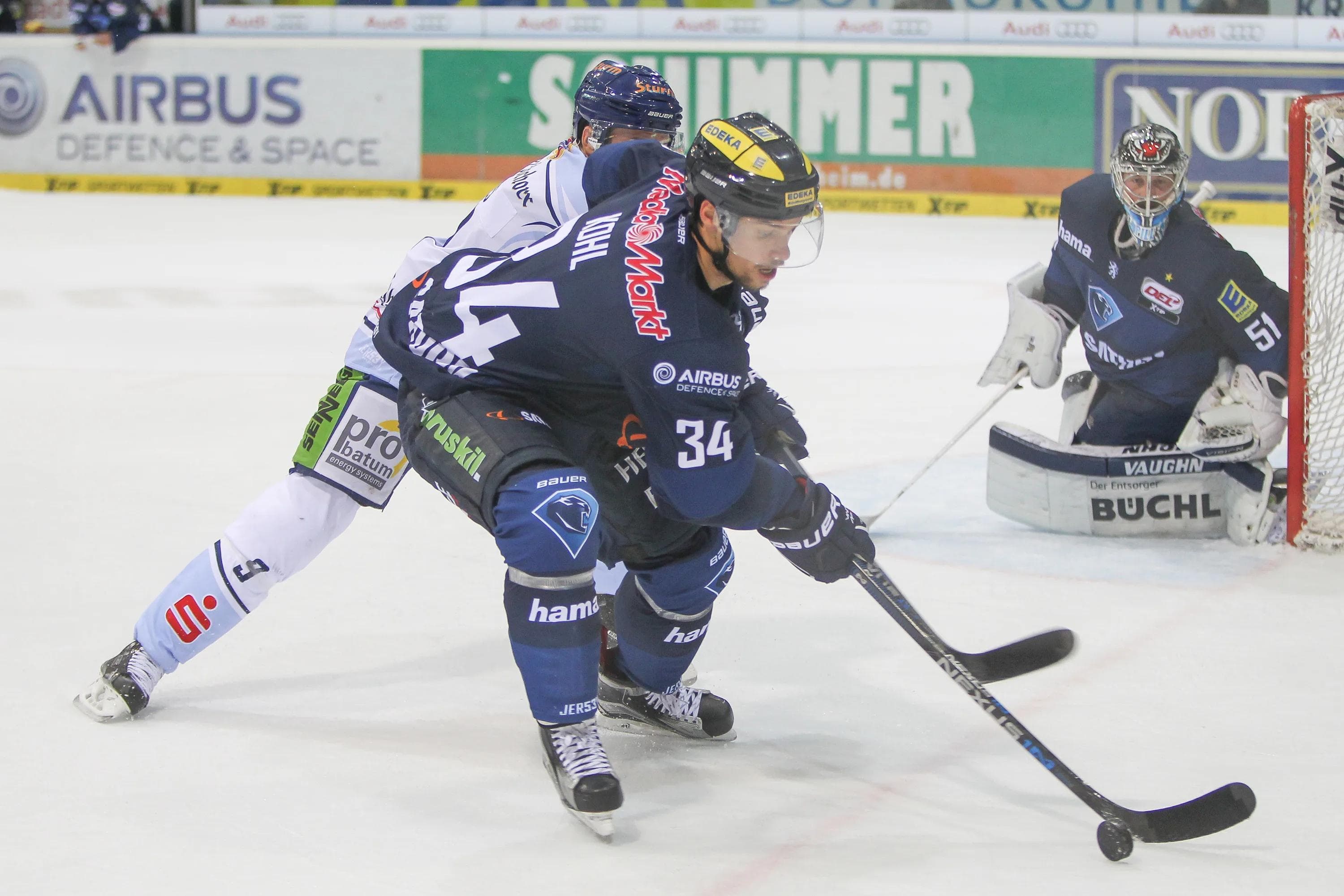 Benedikt Kohl und Timo Pielmeier treten mit den Panthern am Freitag in Straubing an. Foto: st-foto.de / Strisch