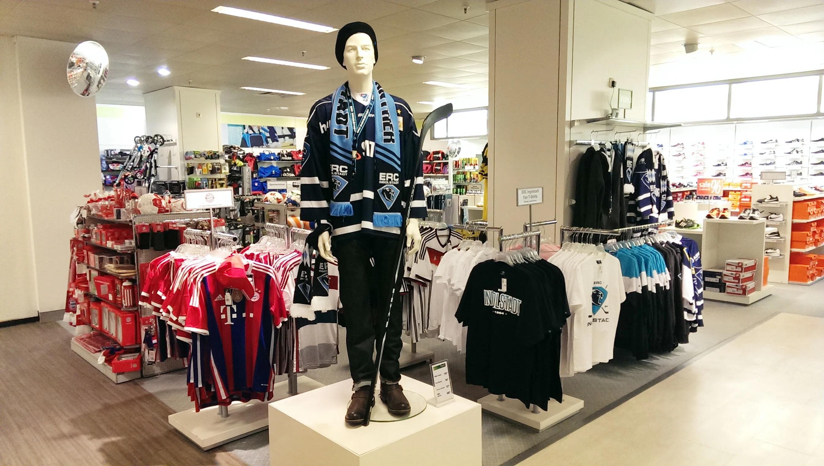 ERC Fanartikel im 2. OG bei Galeria Kaufhof in der Ludwigstraße