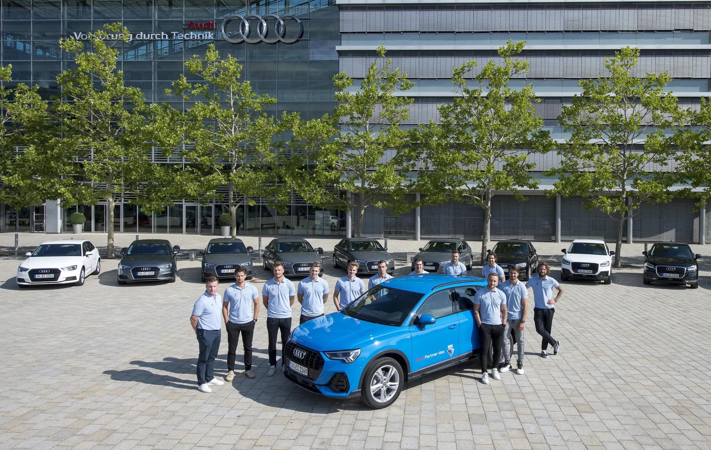 Das Team des ERC war heute bei Hauptpartner Audi zu Gast und hat die neuen Dienstwägen entgegengenommen. Foto: Audi AG