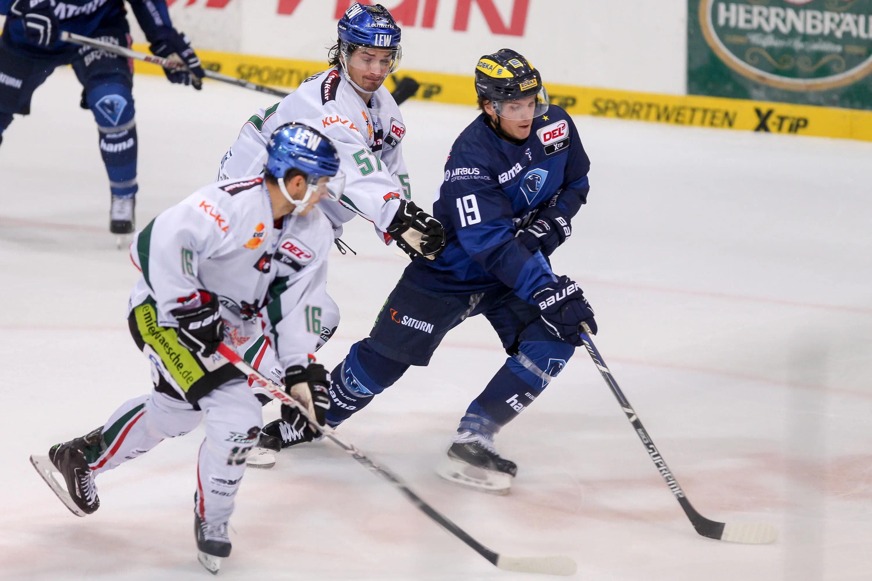 Danny Irmen (in blau) und seine Panther erkämpften sich einen 4:2-Sieg in Augsburg. Foto (Archiv): st-foto.de/ Strisch