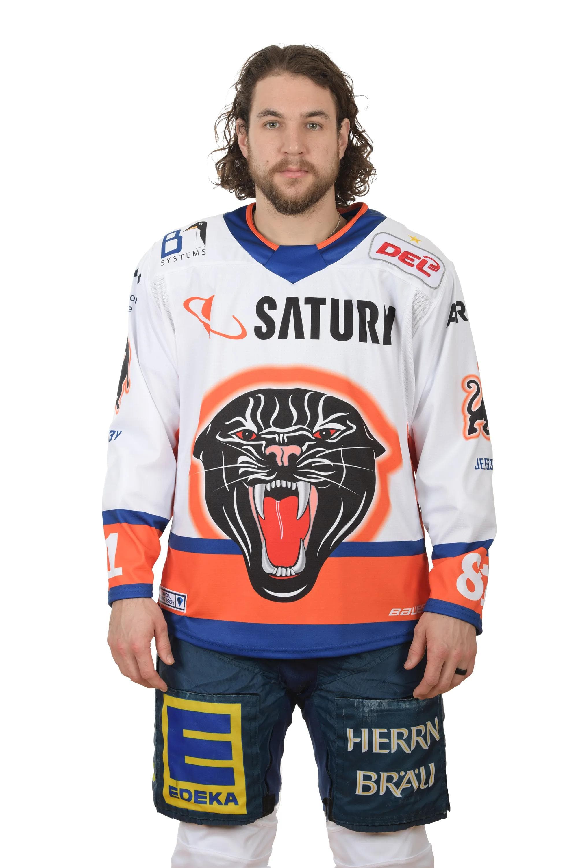 Kris Foucault präsentiert das Jersey, in dem die Panther am 23. Februar spielen werden.