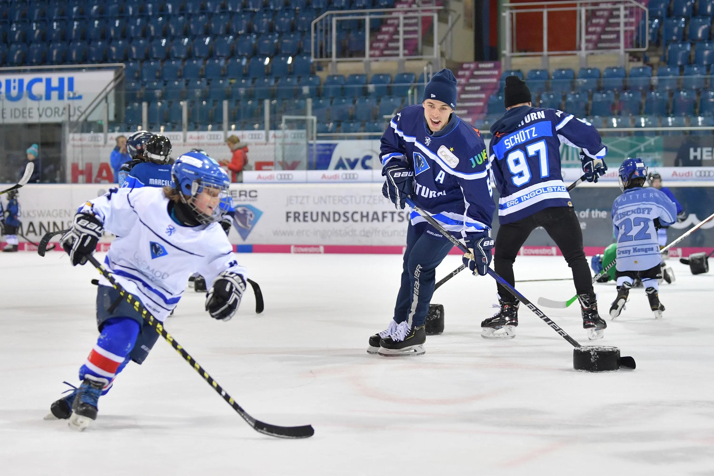 Gemeinsam mit den ERC-Profis trainieren - das geht beim Kids on Ice Day!
Foto: Johannes TRAUB / ST-Foto.de