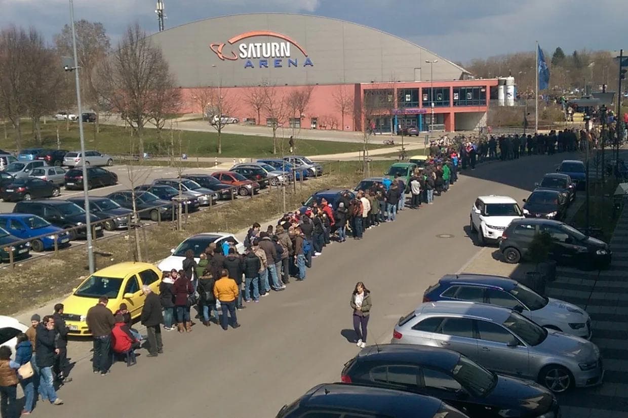 Danke für Ihre Geduld - und die gute Stimmung: wer heute anstand, hat Tickets bekommen...