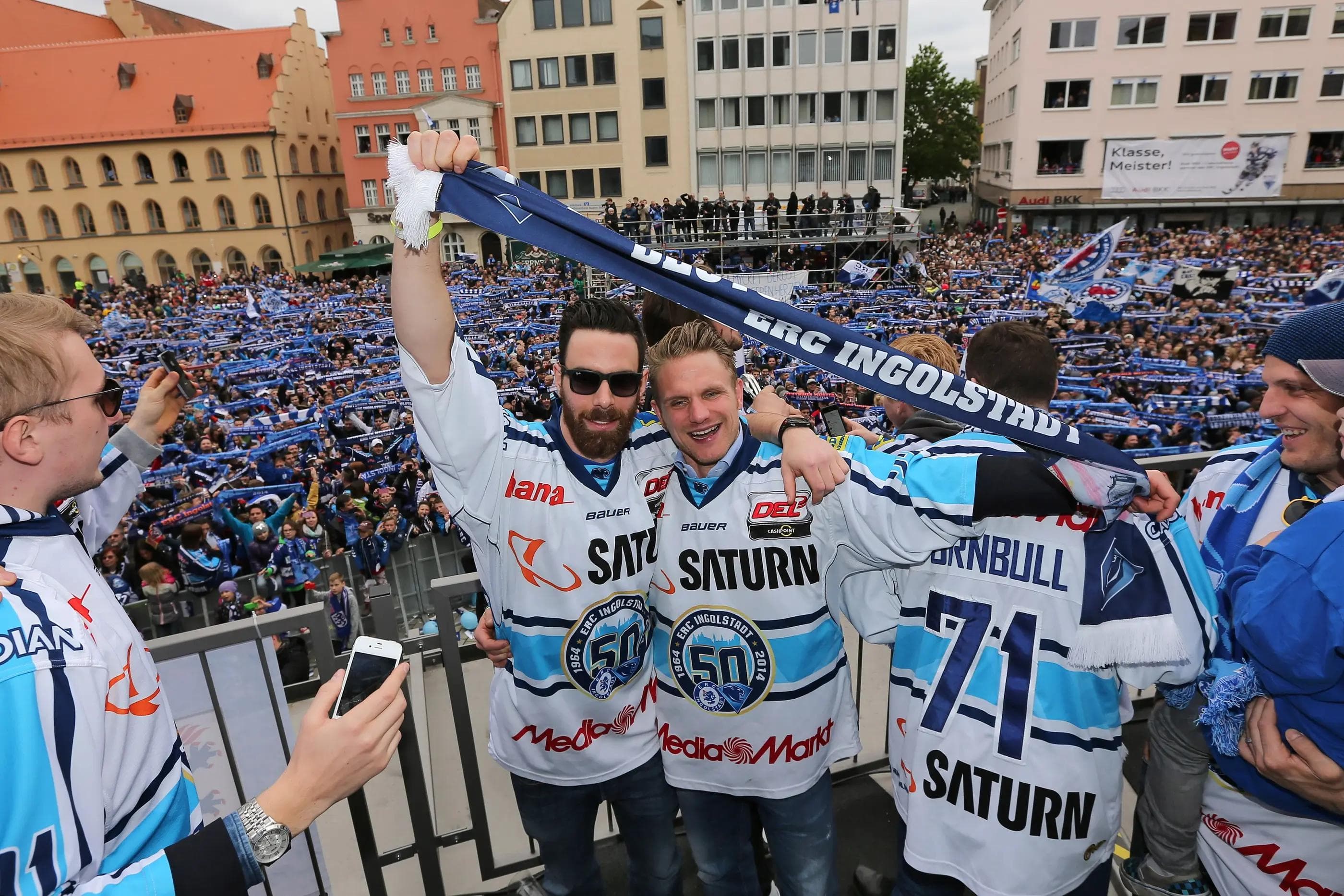 Ein Meer aus Schals - Gänsehautfeeling am Rathausplatz in Ingolstadt. Foto: Stefan Bösl - www.kbumm.de