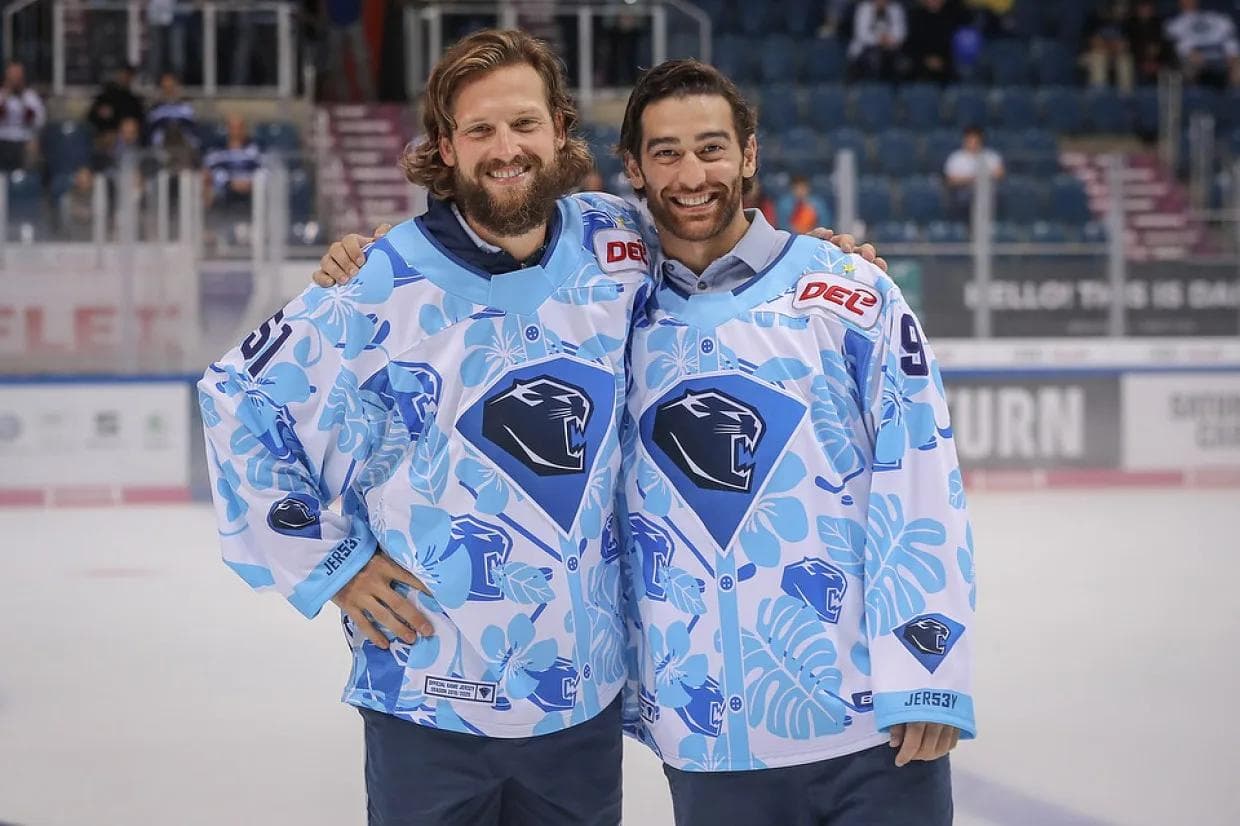 Timo Pielmeier und Jerry D'Amigo präsentierten die Trikots für den VinschgauCup. Foto: Bösl / kbumm.