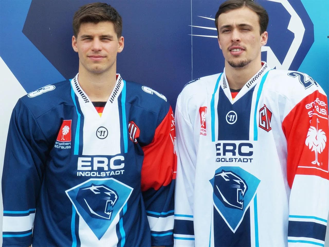 Benedikt Kohl und Fabio Wagner in den neuen Heim- und Auswärtstrikots für die Champions Hockey League (CHL)