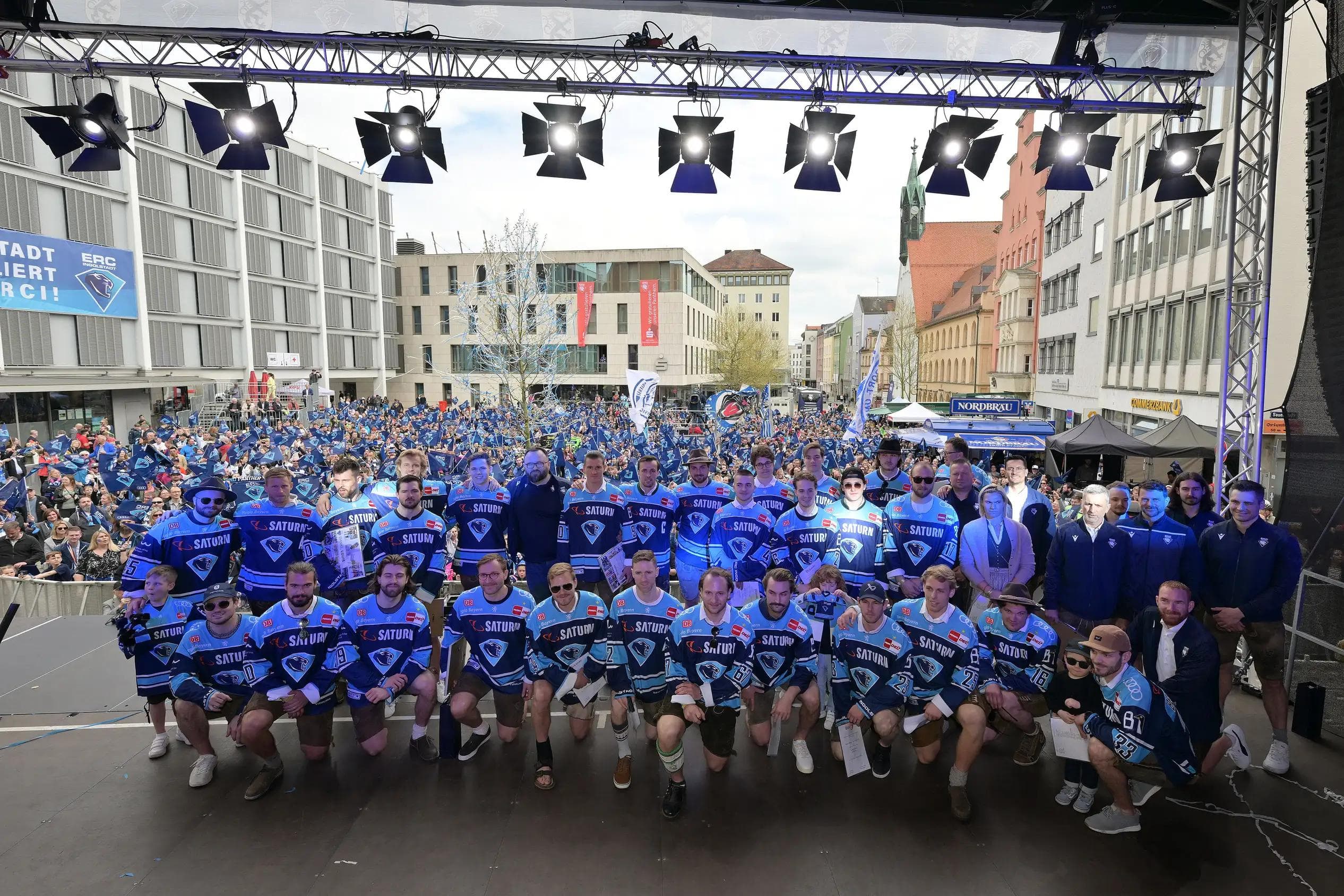 Teamfoto vor der Menschenmenge auf dem Rathausplatz.
Foto: Johannes Traub/JT-Presse.de