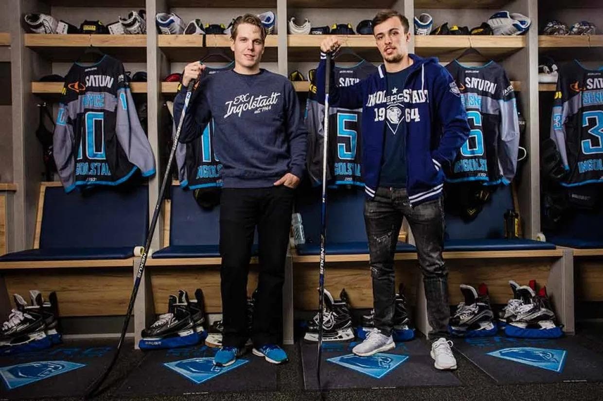 Danny Irmen und Fabio Wagner, im "Heiligsten" der Mannschaft mit Panther Wear. Foto: Herbert