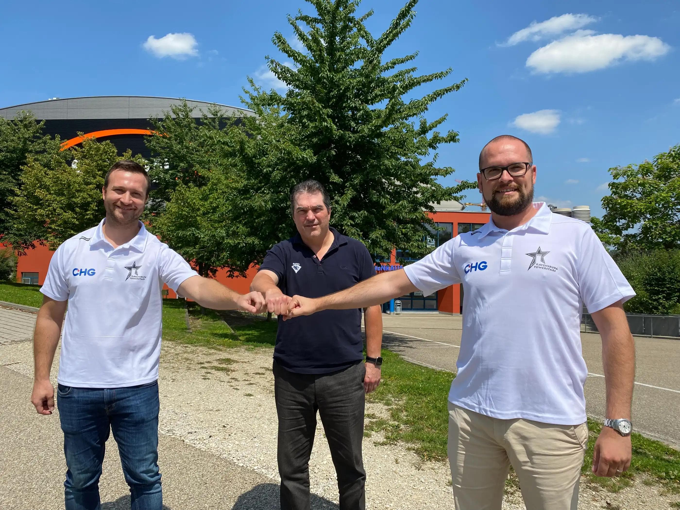 Besiegeln die Kooperation: Ravensburgs kaufmännischer Geschäftsführer Raphael Kapzan, ERC-Sportdirektor Larry Mitchell und Daniel Heinrizi, Sportgeschäftsführer der Towerstars (v.l.n.r.).