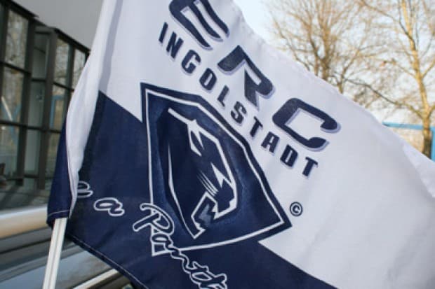 Endlich wieder da! Die Autofahnen jetzt kostenlos im Fanshop in der Tränktorstraße. Nur solange der Vorrat reicht!