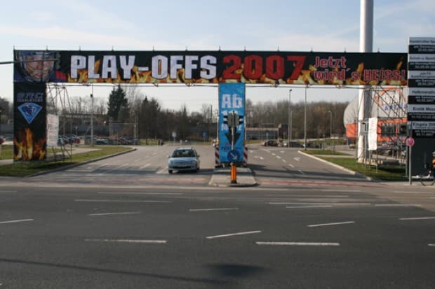 Das Play-Off-Fieber steigt: Die Einfahrt zur Saturn-Arena stimmt auf die heißen Spiele gegen die Haie ein!