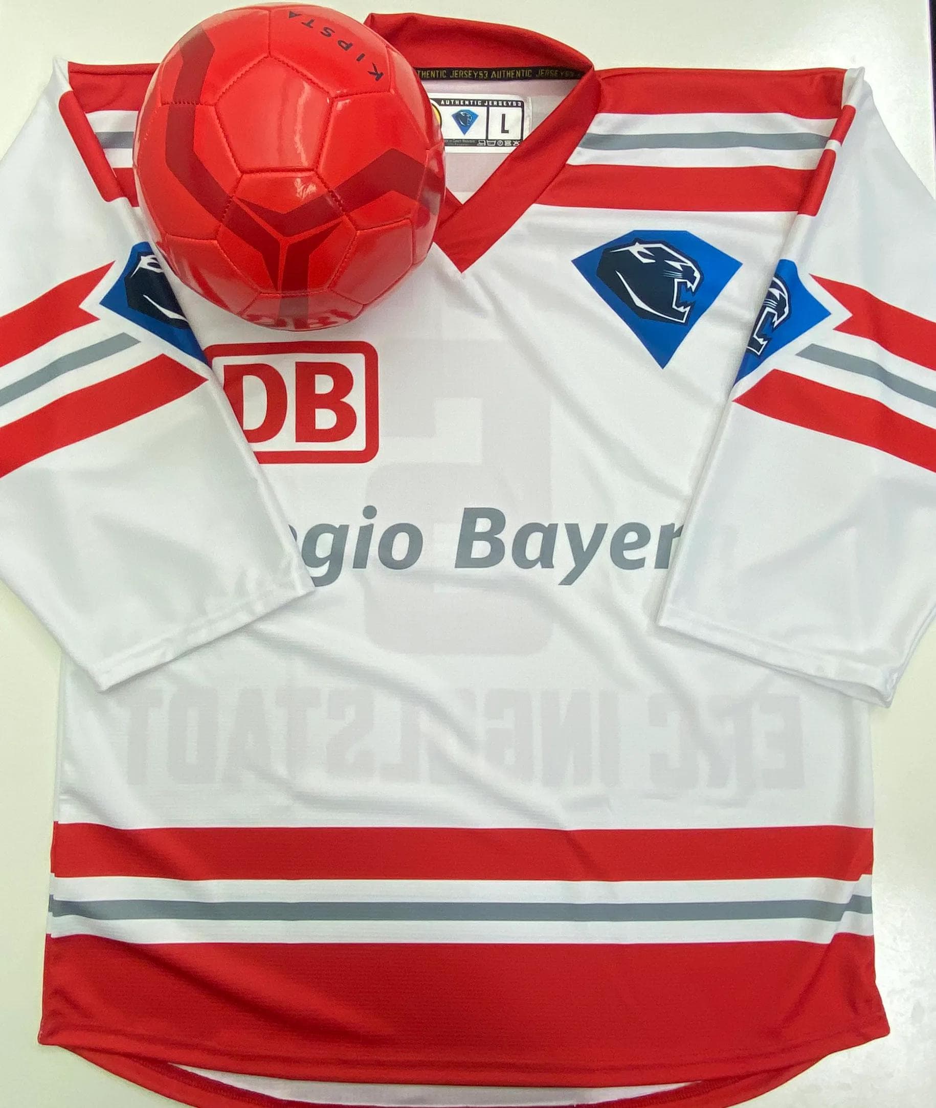 Die eigens designeten Trikots dürfen die Spieler anschließend mit nach Hause nehmen.