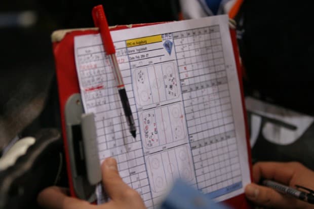 Die letzten taktischen Anweisungen vor dem zweiten Spiel in der Serie stehen