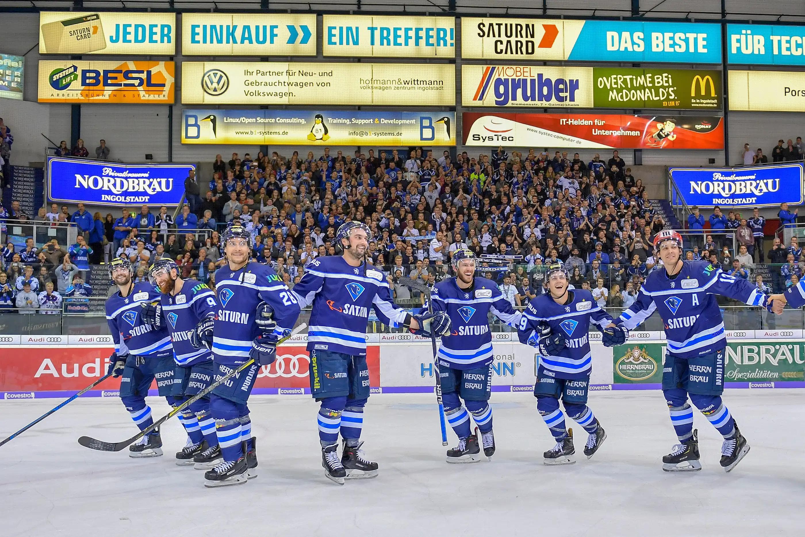 Die Panther tanzten nach dem schwungvollen Sieg den Zirtaki für die Fans.
Foto: Johannes TRAUB / ST-Foto.de