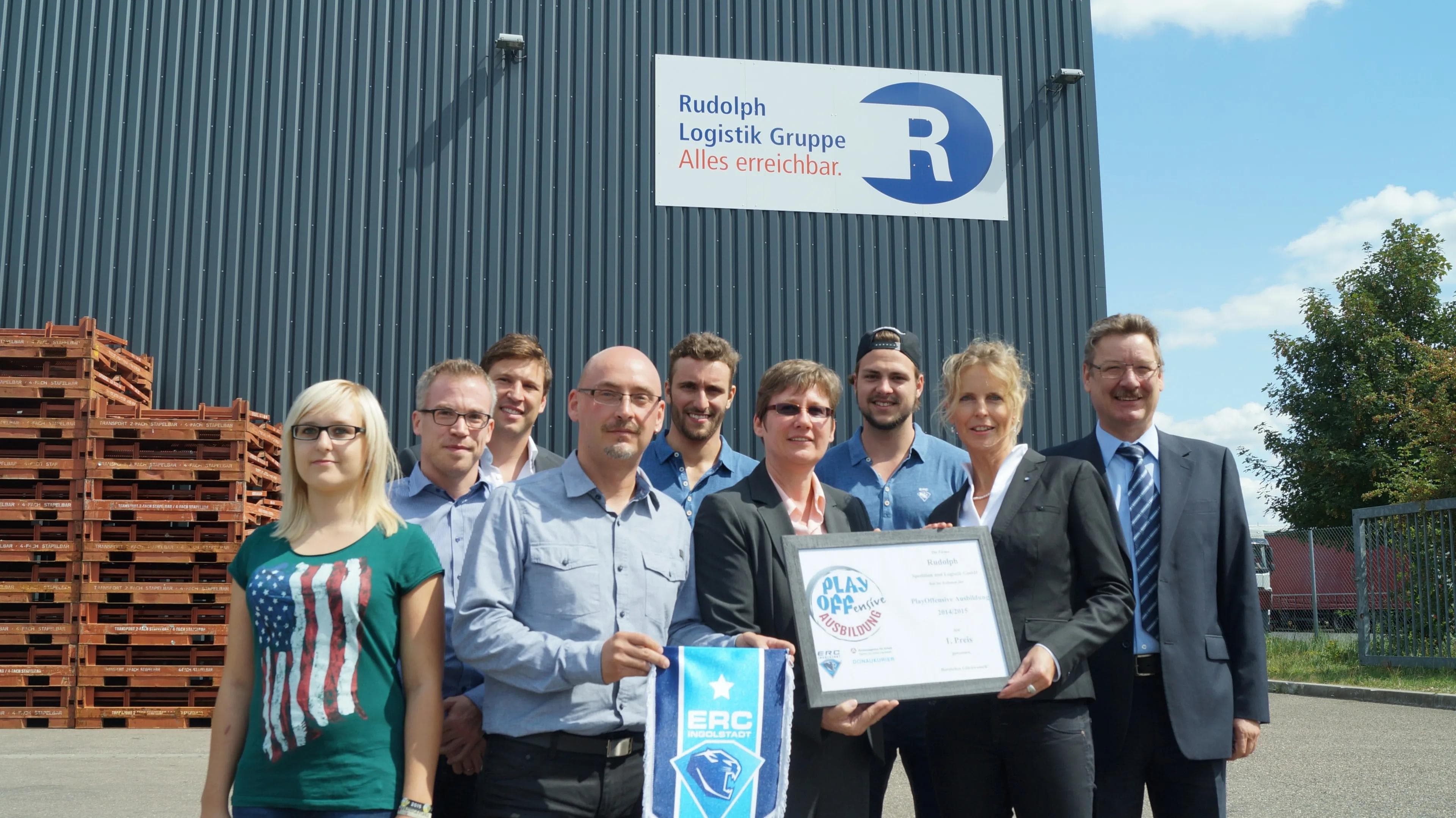 Vertreter des ERC, des Donaukurier und der Agentur für Arbeit gratulieren Rudolph Spedition und Logistik GmbH zum Sieg in der "PlayOffensive Ausbildung".