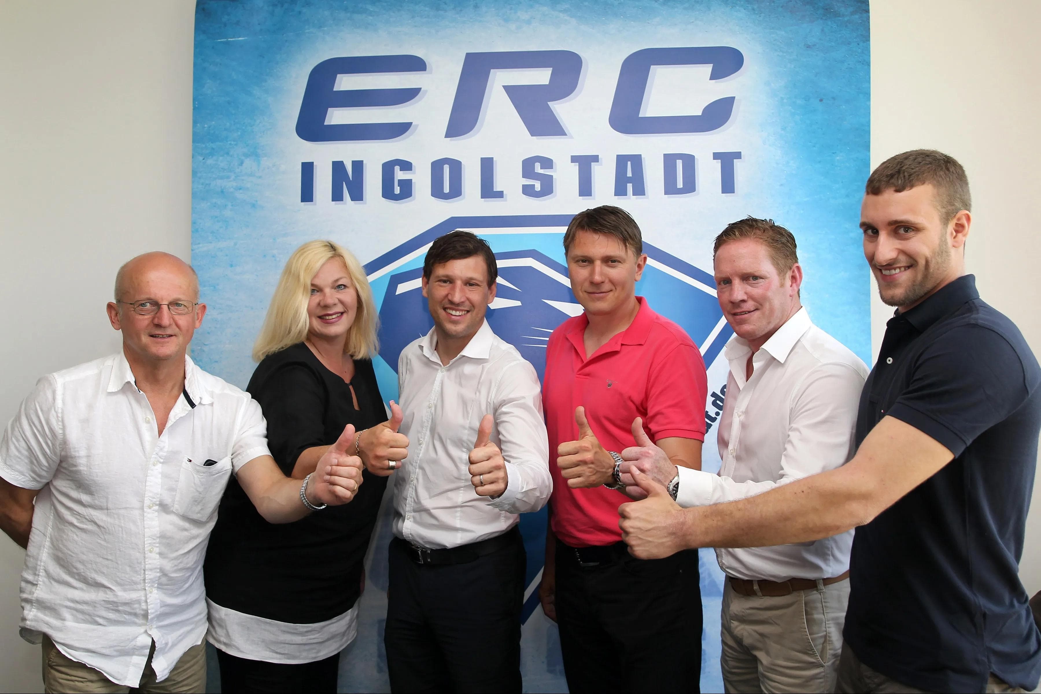 von links J. Ehrenberger (Sportdirektor ERC Ingolstadt), S. Ippisch (2. Vorsitzende EV Landshut), C. Gröber (Geschäftsführer ERC), M. Ancicka (Sportl. Leiter EV Regensburg), C. Donbeck (Geschäftsführer EV Landshut), Spieler S. Kronthaler (Bild: S. Bösl)