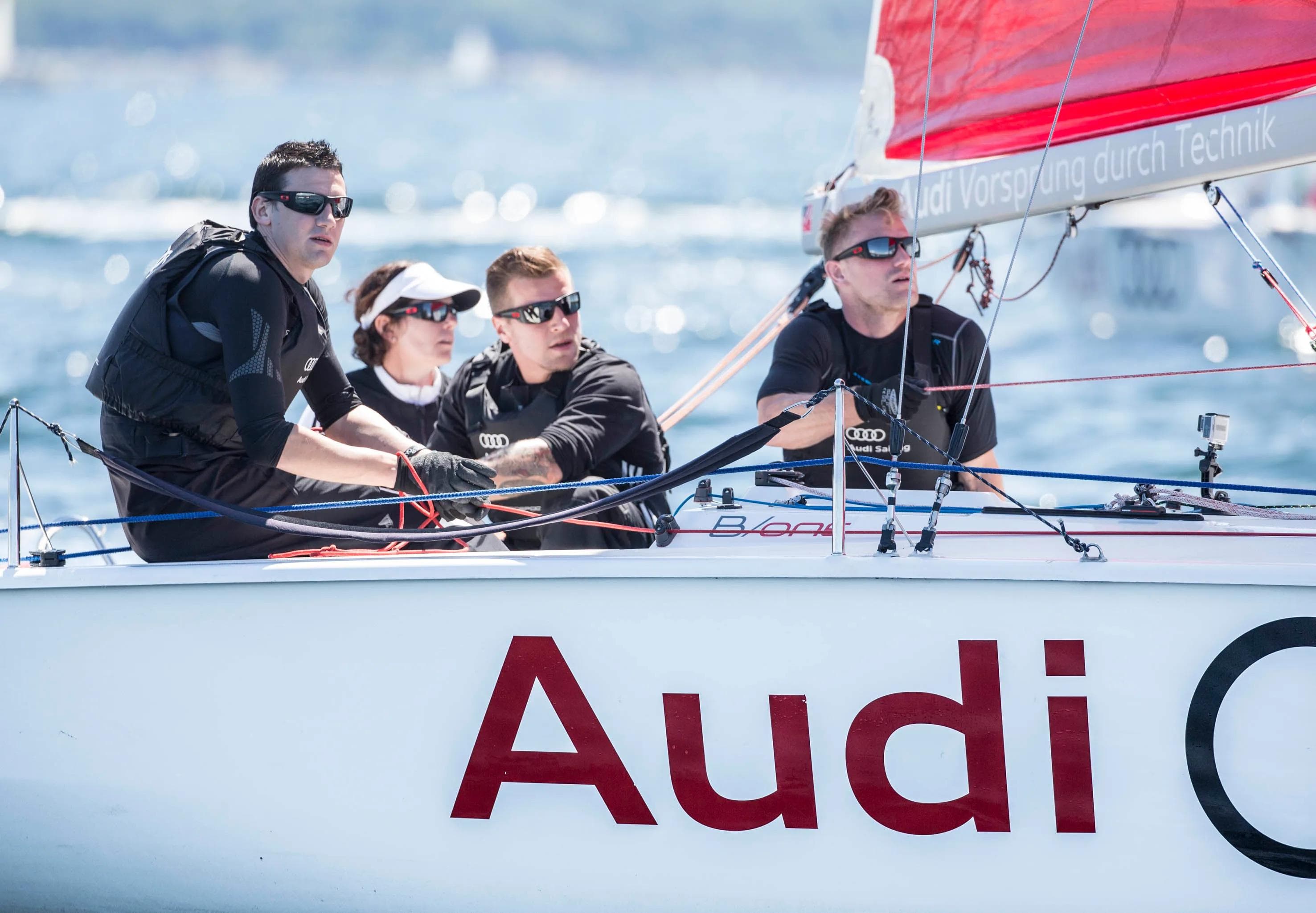 ERC-Profis Patrick Köppchen und Björn Barta mit Skipper Ulrike Schümann sowie Ralph Gunesch vom FC Ingolstadt 04 (Foto: Richard Walch)