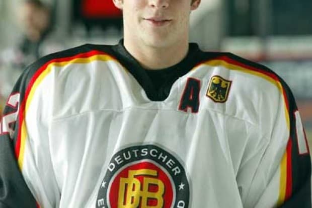 Yannic Seidenberg zog sich beim Spiel gegen Kanada eine leichte Gehirnerschütterung zu