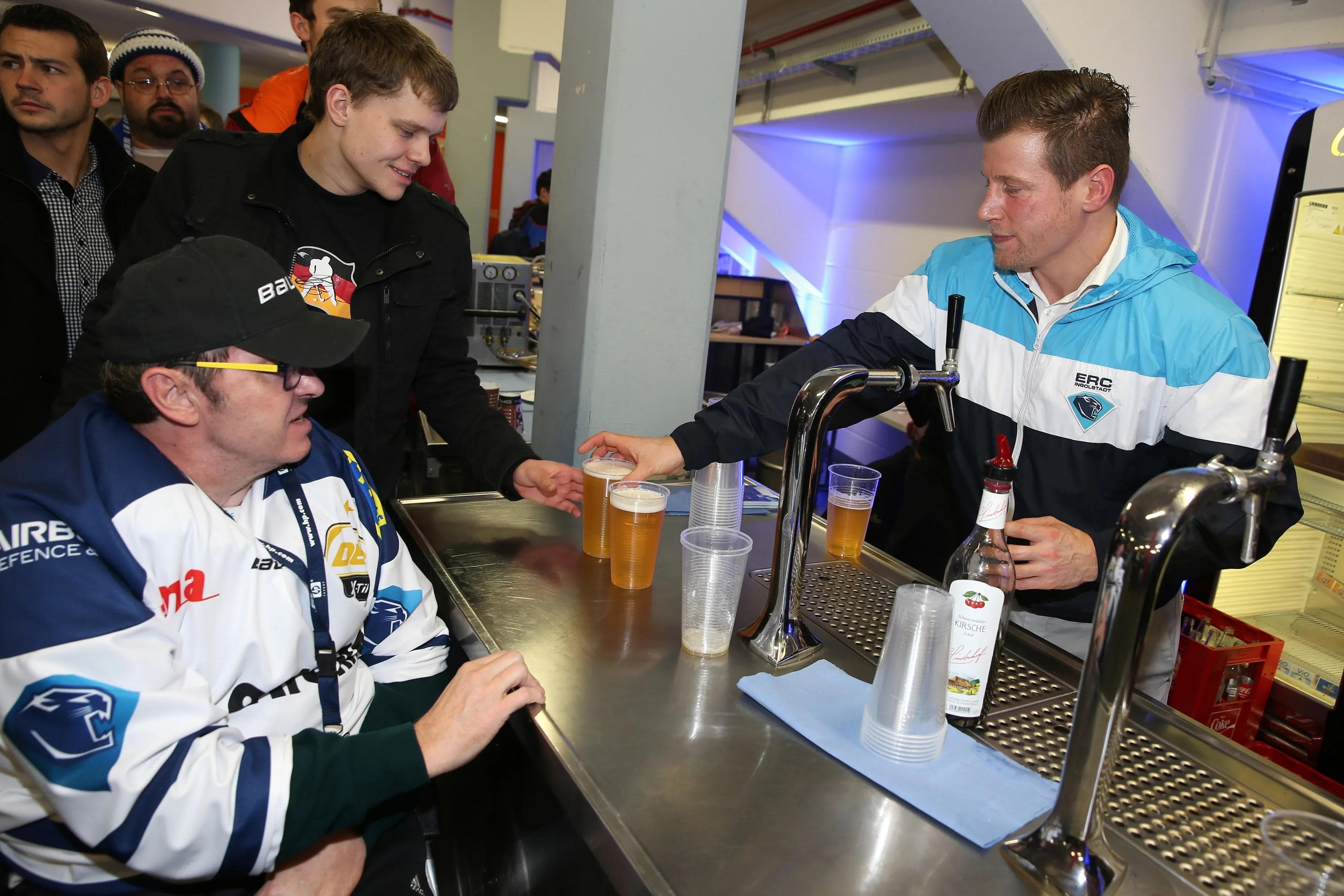 Patrick Köppchen am Bierausschank...