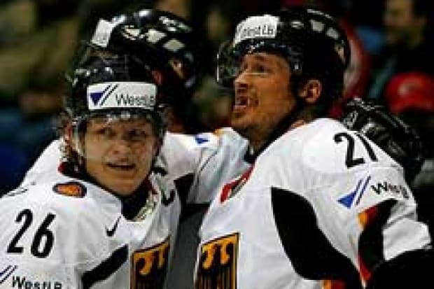 John Tripp mit seinem ersten WM-Trefferbeim 5:3-Sieg gegen Norwegen