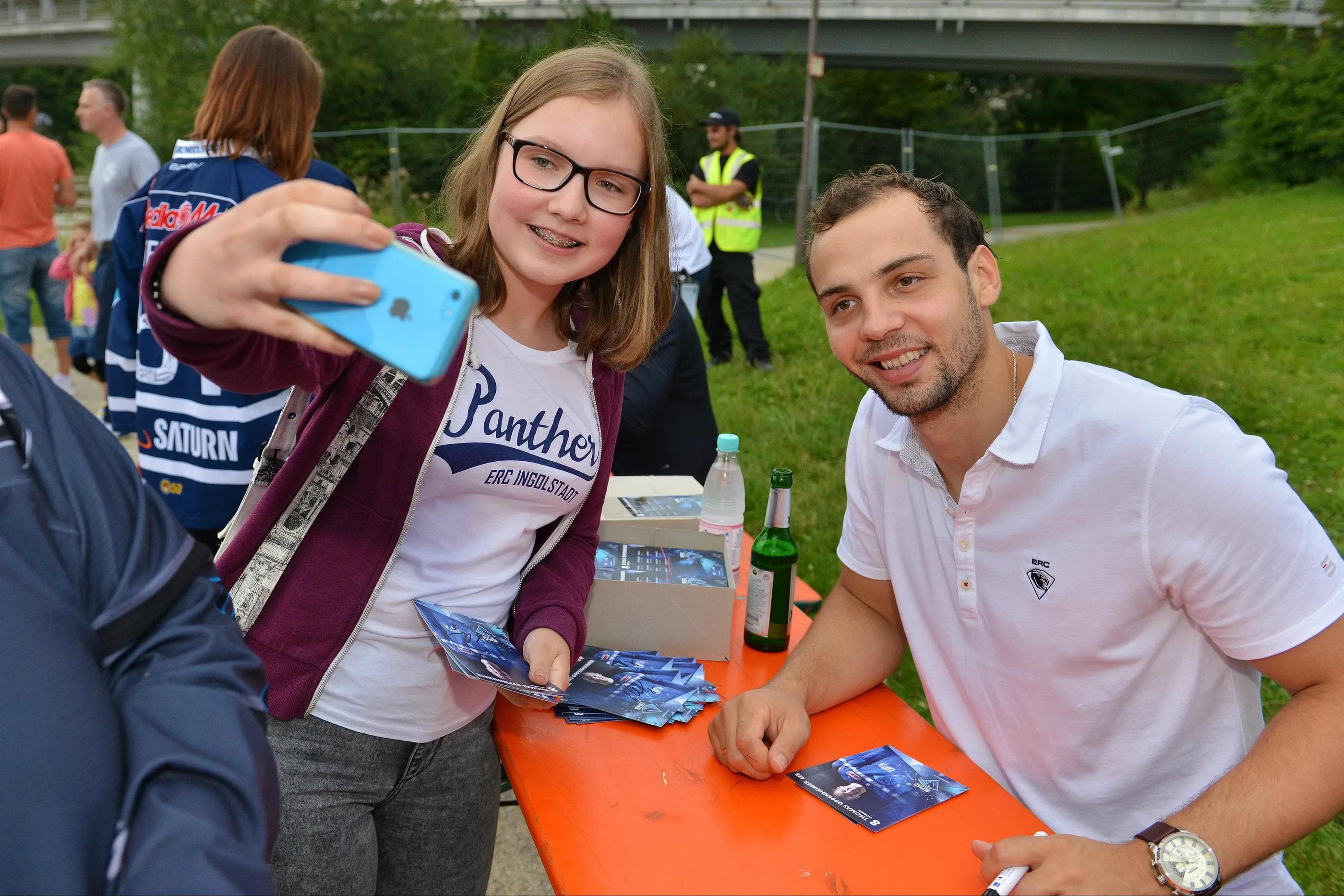 Die Fans schossen Selfies mit den Spielern (hier: Thomas Oppenheimer). Foto: ST-Foto.de / Johannes TRAUB