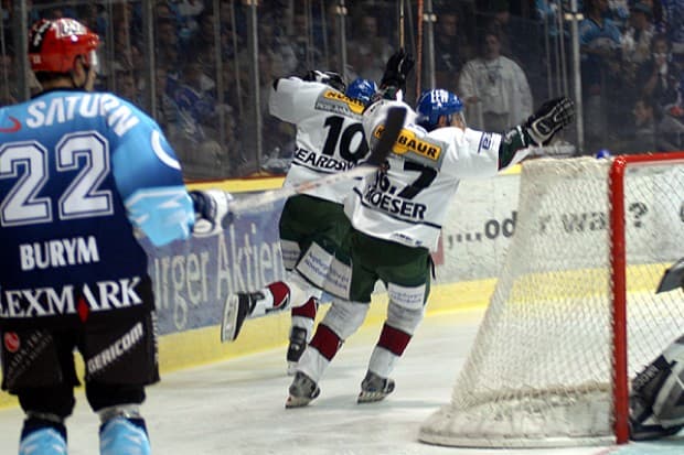 Colin Beardsmore mit dem 1:0 für den AEV
