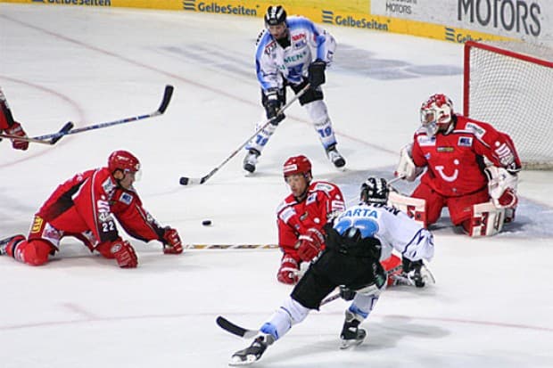 Björn Barta gibt die Vorlage zum 4:1 durch Rob Valicevic