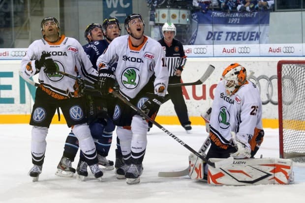 Der Wolfsburger Torhüter Sebastian Vogl war heute nicht zu überwinden. Foto: Stefan Bösl - www.kbumm.de