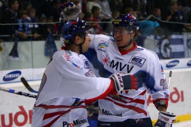 Torjubel zum 3:0, Petermann und Methot. Foto: Sport-Press