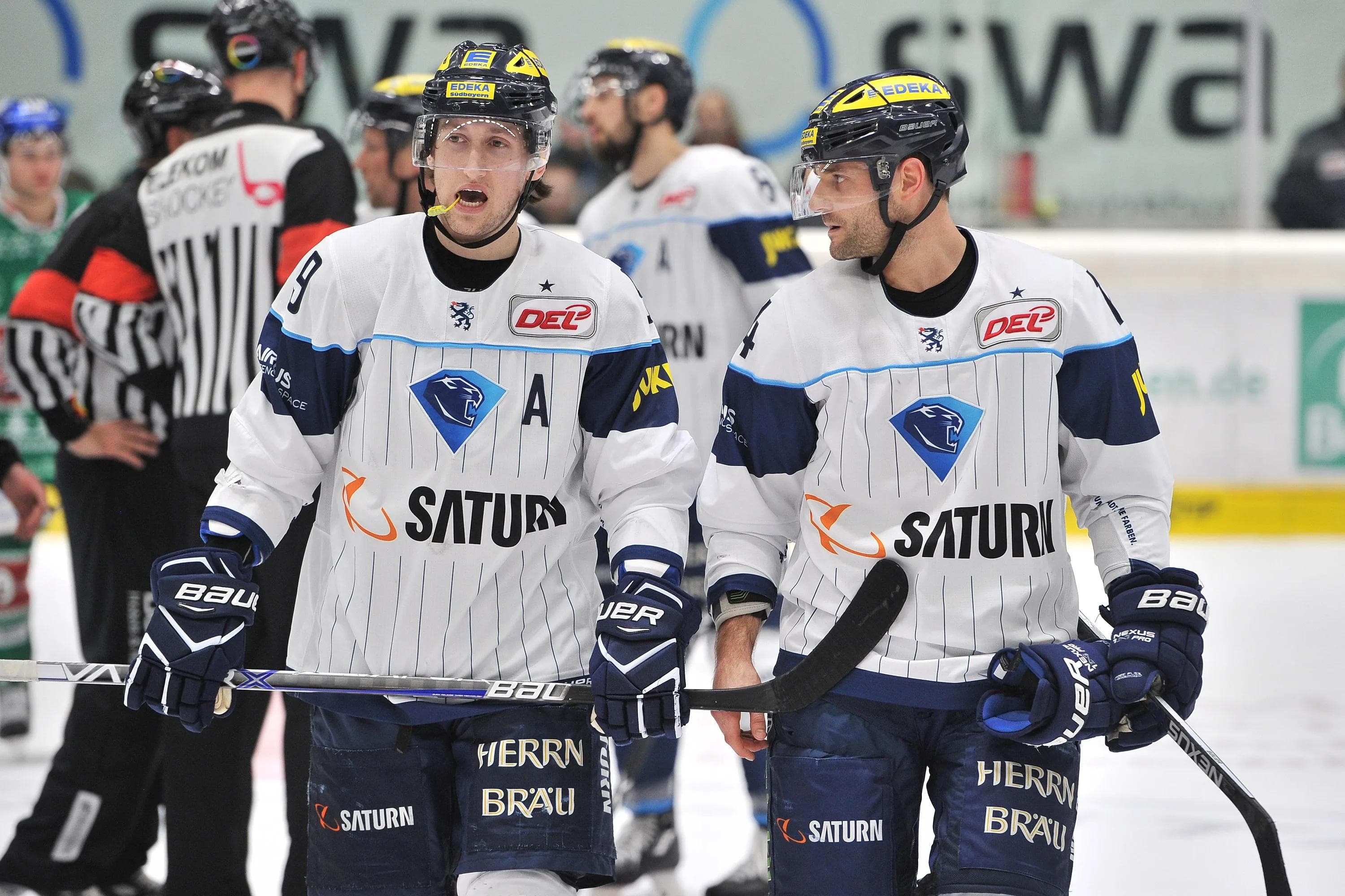 Brandon Buck (links, neben Dustin Friesen) ist Topscorer der DEL. Er trifft am Stefanitag auf einen Verfolger. Foto: Traub / st-foto.de