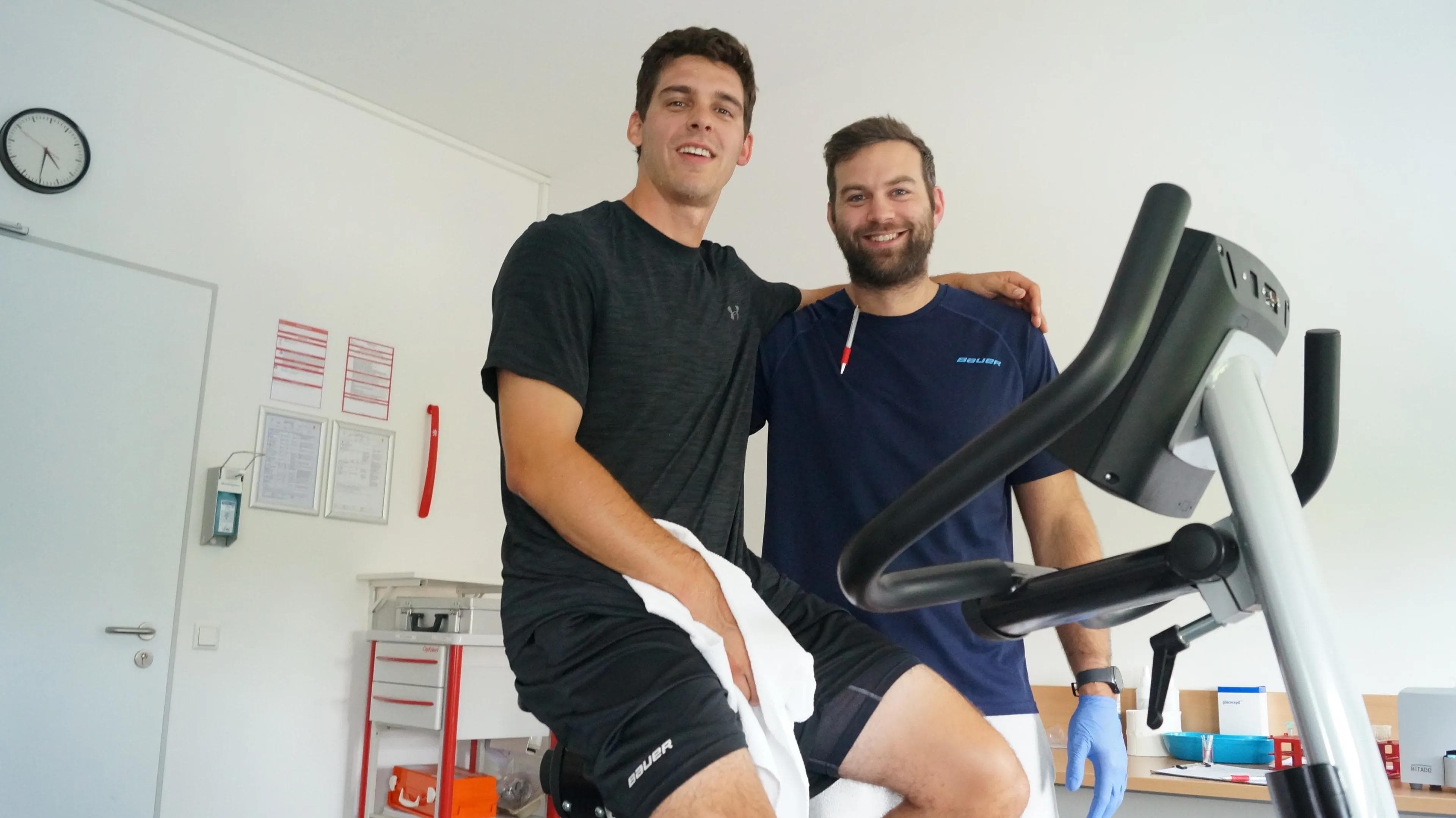 Neuzugang Mike Collins bedankte sich nach dem Radtest bei Physio Dominik Gerzer. Foto: Martin Wimösterer