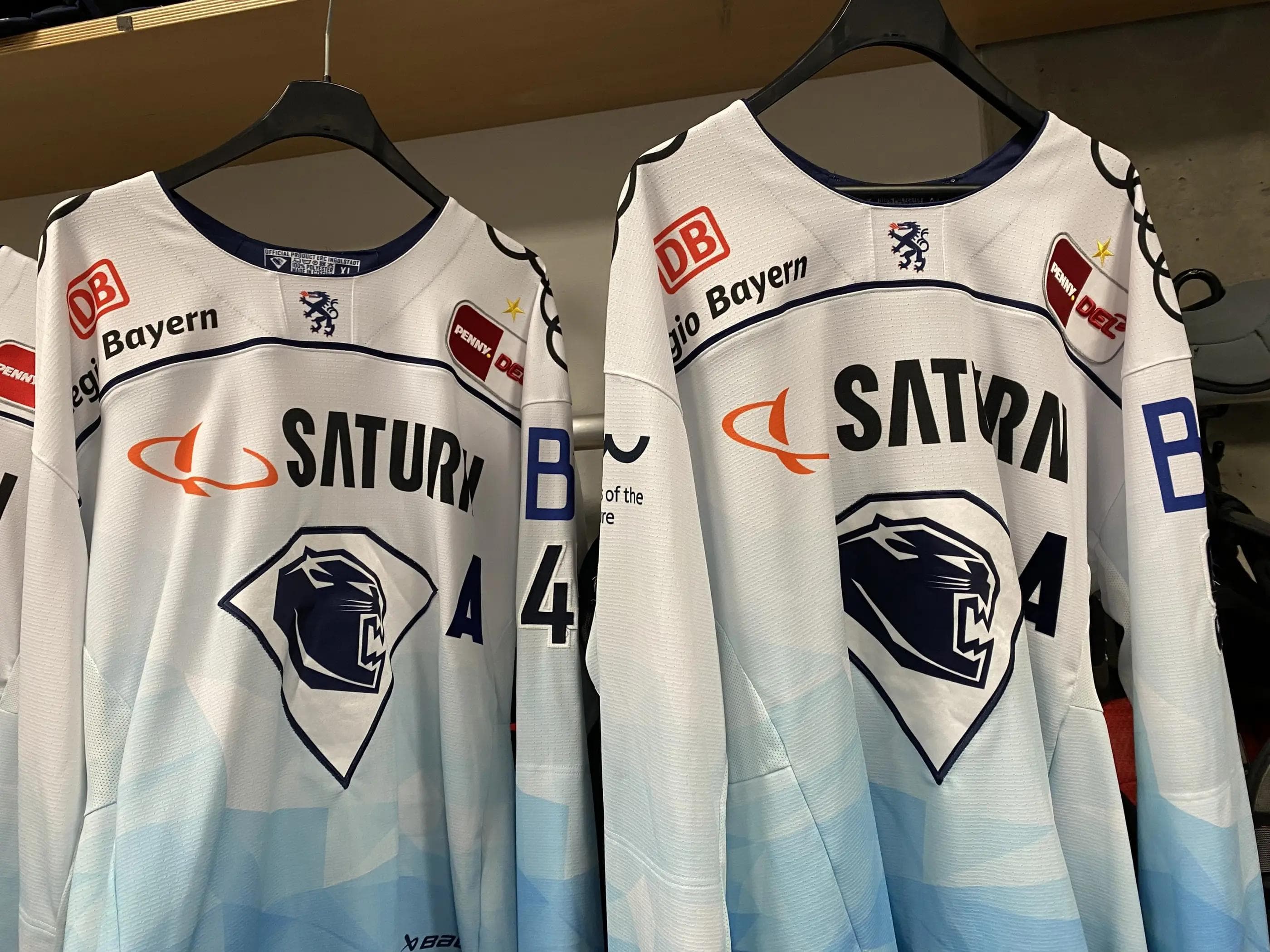 Die Auswärtsjerseys der Captains Frederik Storm und Ben Marshall wurden soeben noch mit dem "A" versehen.