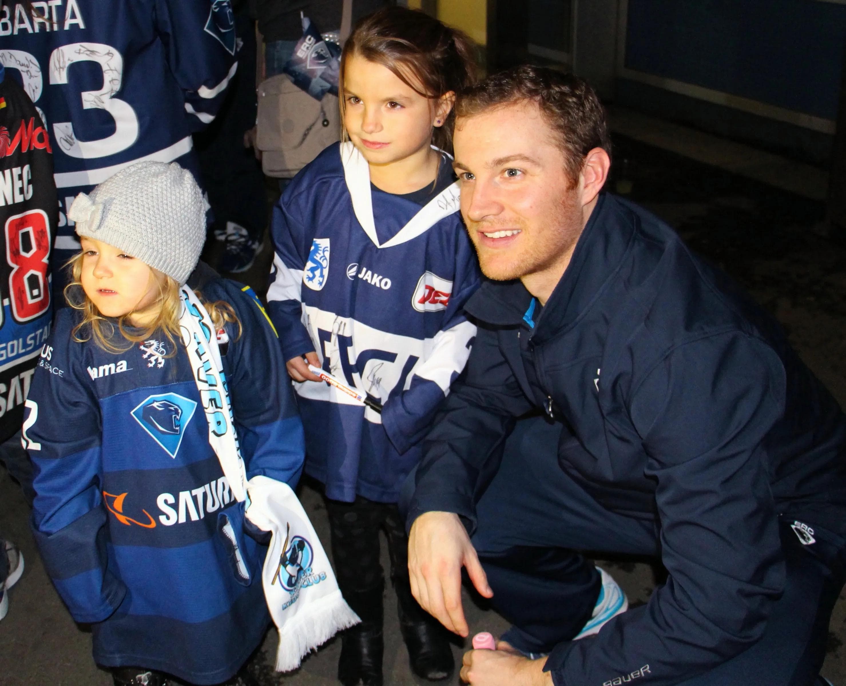 Der Kids-Club geht bald wieder auf Auswärtsfahrt - natürlich mit anschließenden Autogrammen der ERC-Stars wie Patrick McNeill. Foto: Sabine Rabl