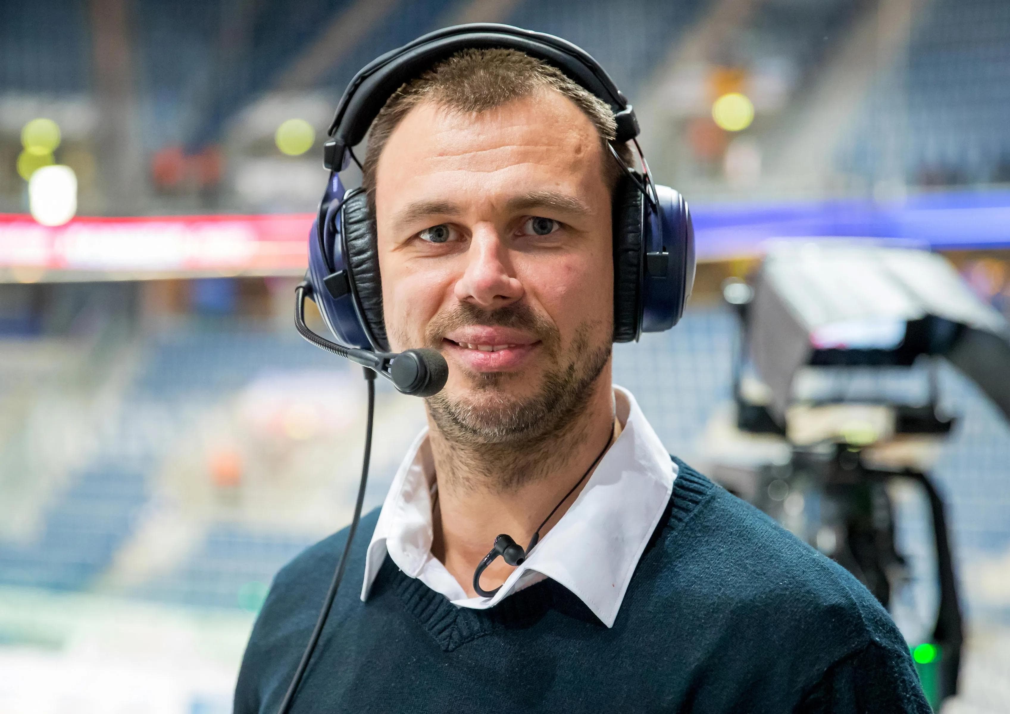 Bei der Weltmeisterschaft ist Herberts Vasiljevs als Kommentator fürs lettische Fernsehen dabei. In den Playoffs war er schon für Telekomeishockey in dieser Rolle tätig. Foto: City Press