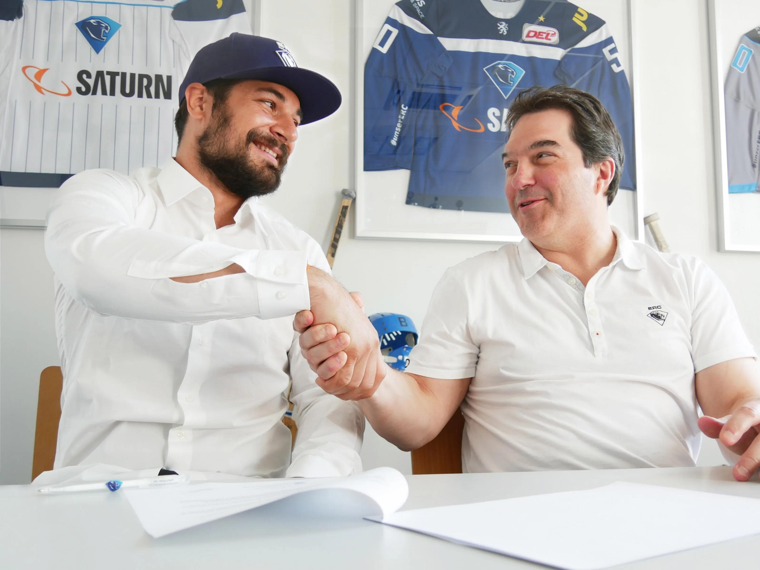 Jochen Reimer und Larry Mitchell bei der Vertragsunterschrift. Foto: Wimösterer