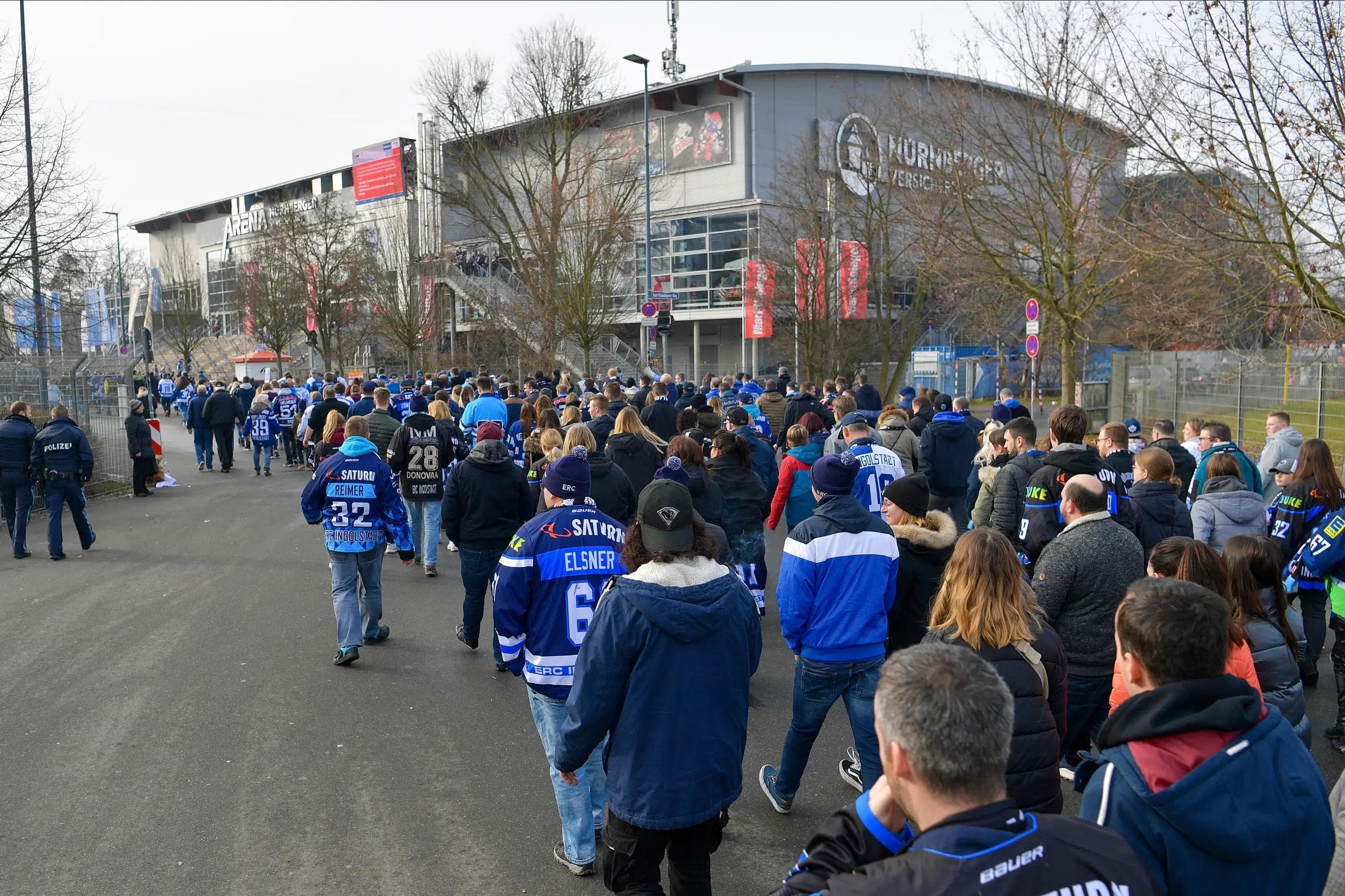 Fans der Sonderfahrt auf dem Weg ins Stadion - und nun suchen wir Ihr bestes Bild vom Auswärtstrip... 
Foto: Johannes TRAUB / JT-Presse.de