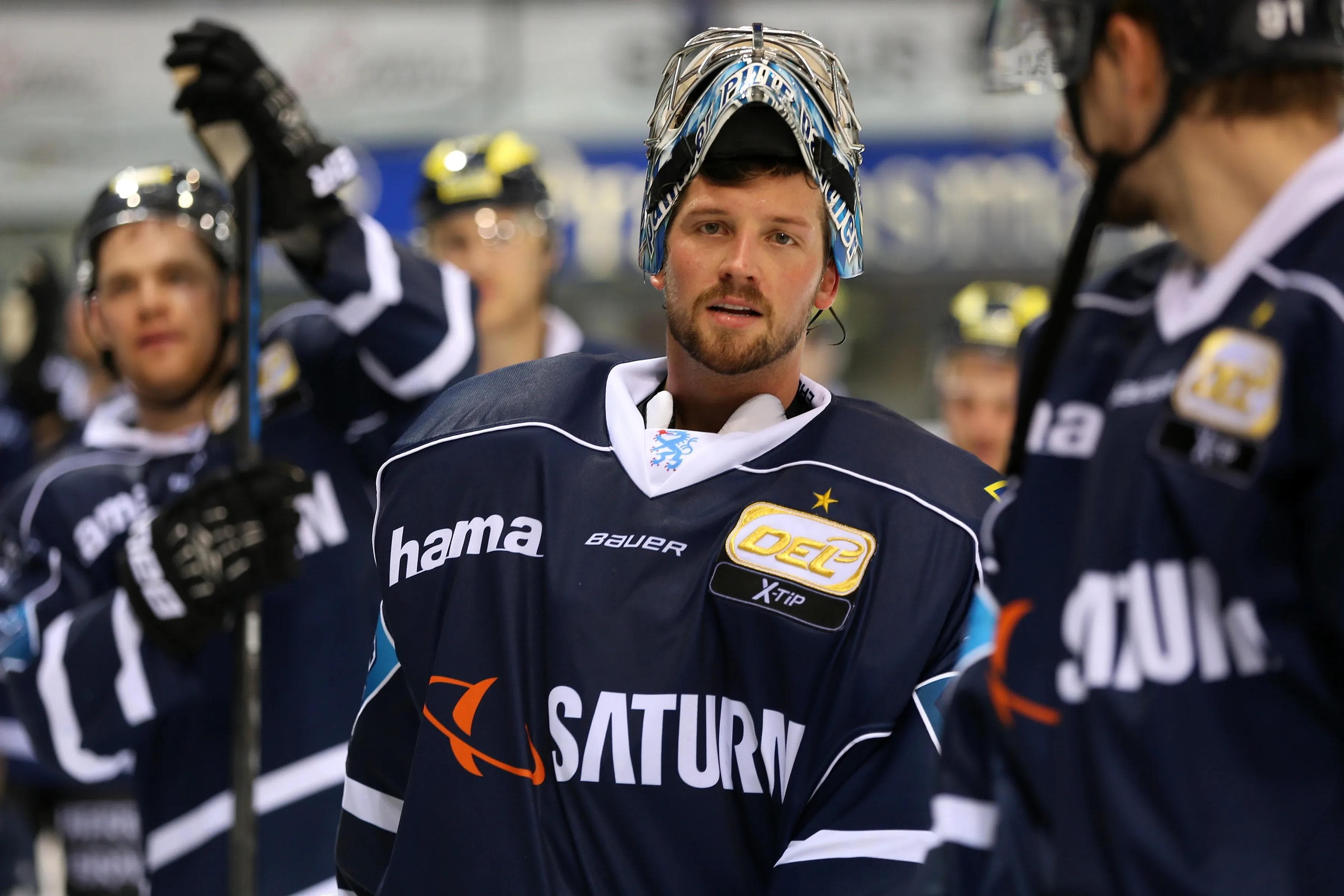 Stark auf dem Eis und vor der TV-Kamera: Timo Pielmeier ist heute Abend Talk-Gast. Foto: Stefan Bösl / kbumm.de