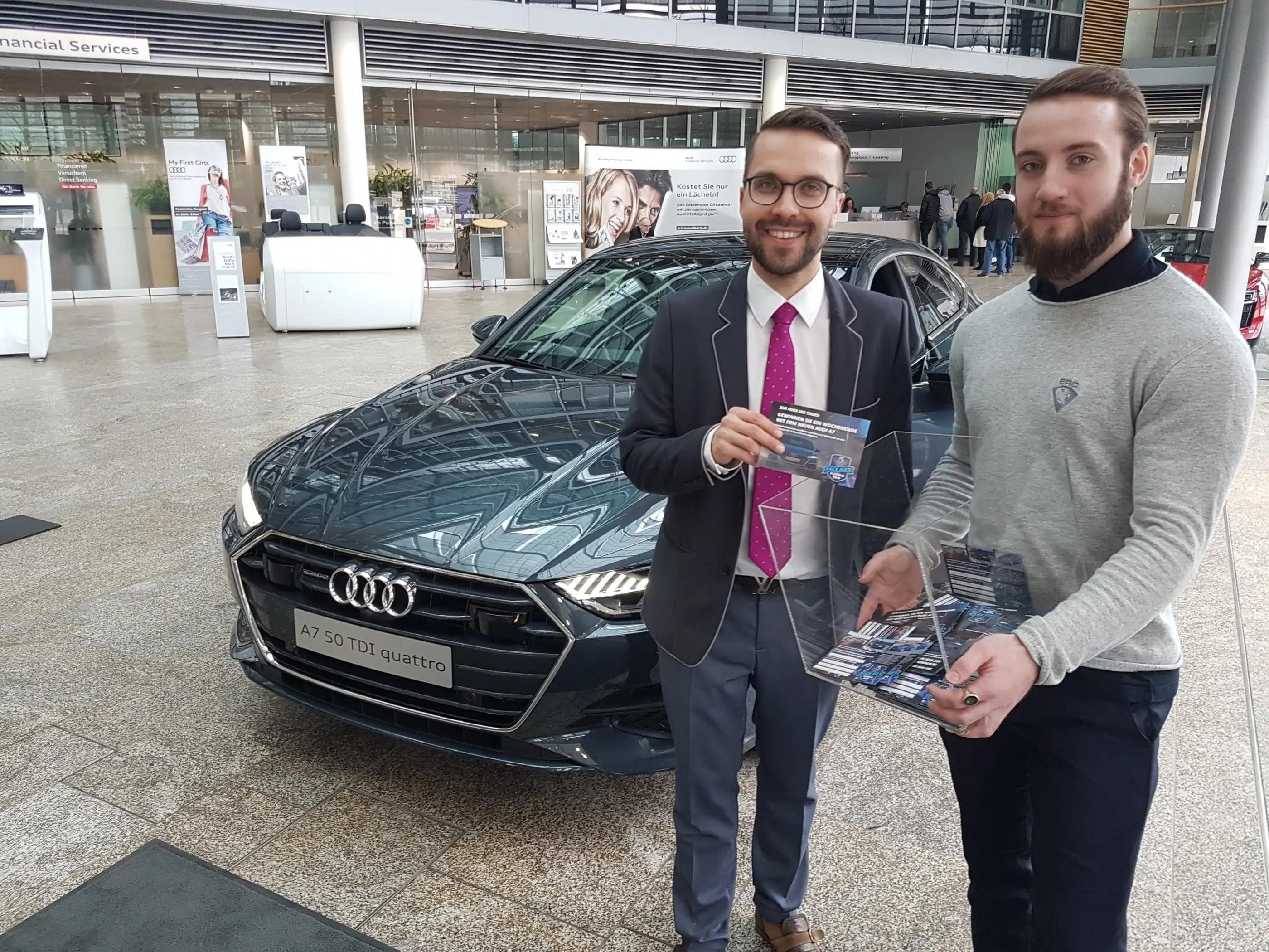 Simon Schütz (r.) zog gemeinsam mit Felix Schwabe von der Audi AG die Gewinner-Karte...