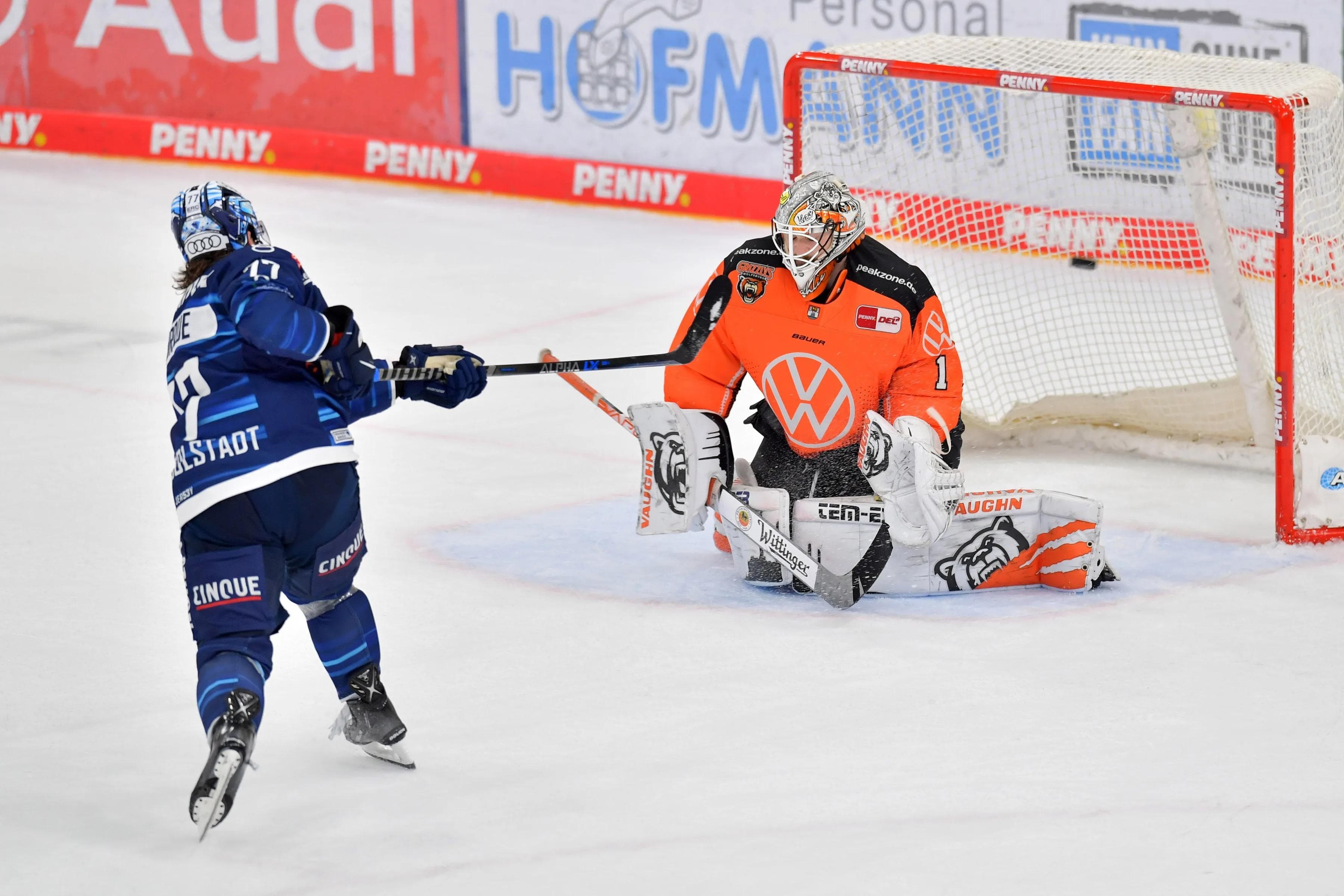 Chris Bourque im Penalty-Duell mit Grizzlys-Goalie Dustin Strahlmeier.
Foto: Johannes Traub/JT-Presse.de