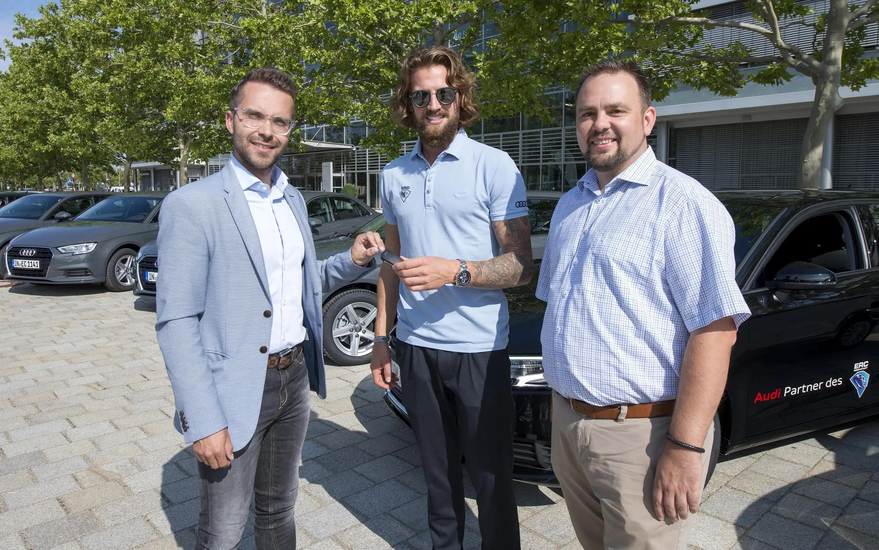 Timo Pielmeier bekommt den Schlüssel für seinen neuen Dienstwagen. Foto: Audi AG
