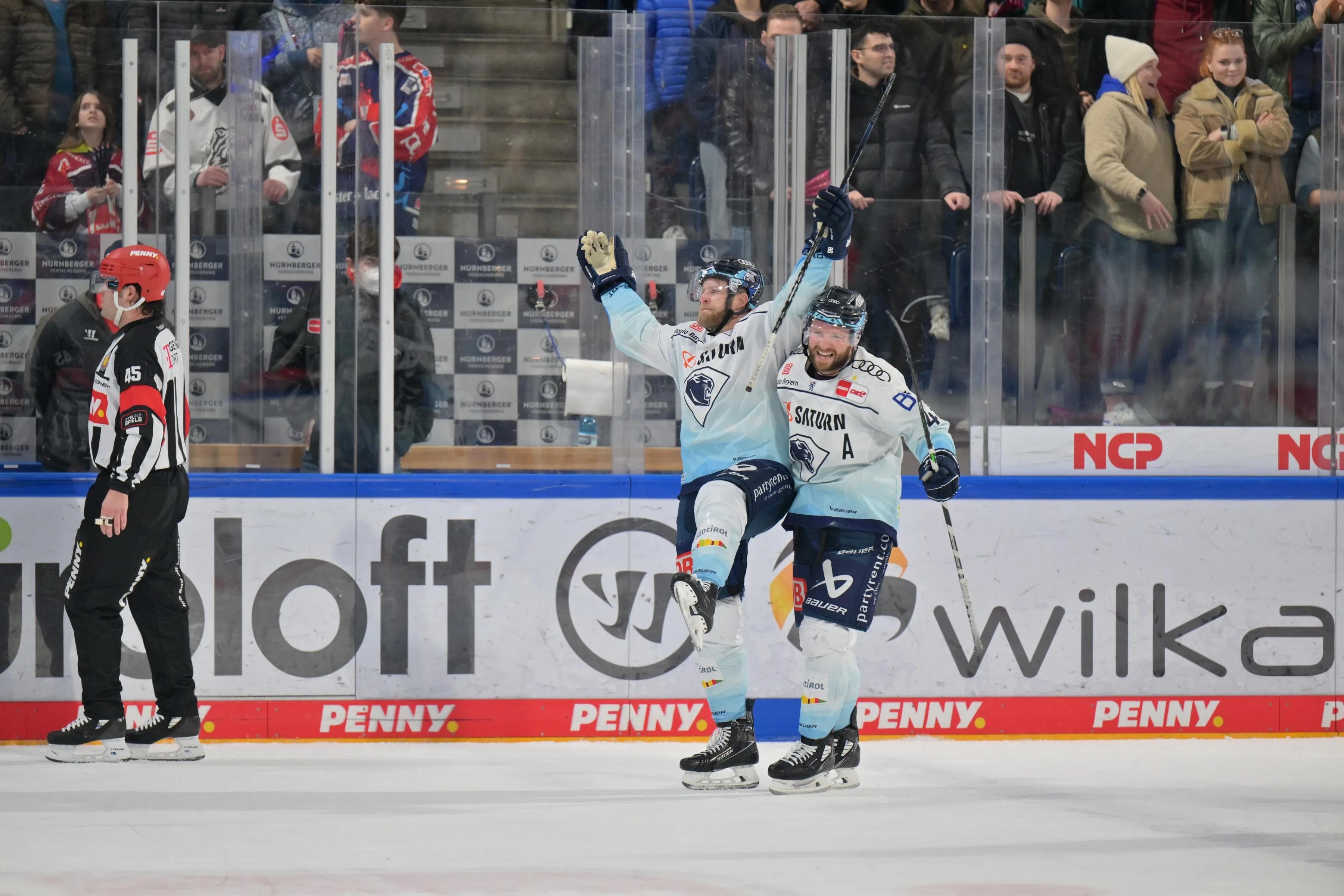 Daniel Pietta und Ben Marshall bejubeln den Siegtreffer in der Overtime.
Foto: Johannes Traub/JT-Presse.de