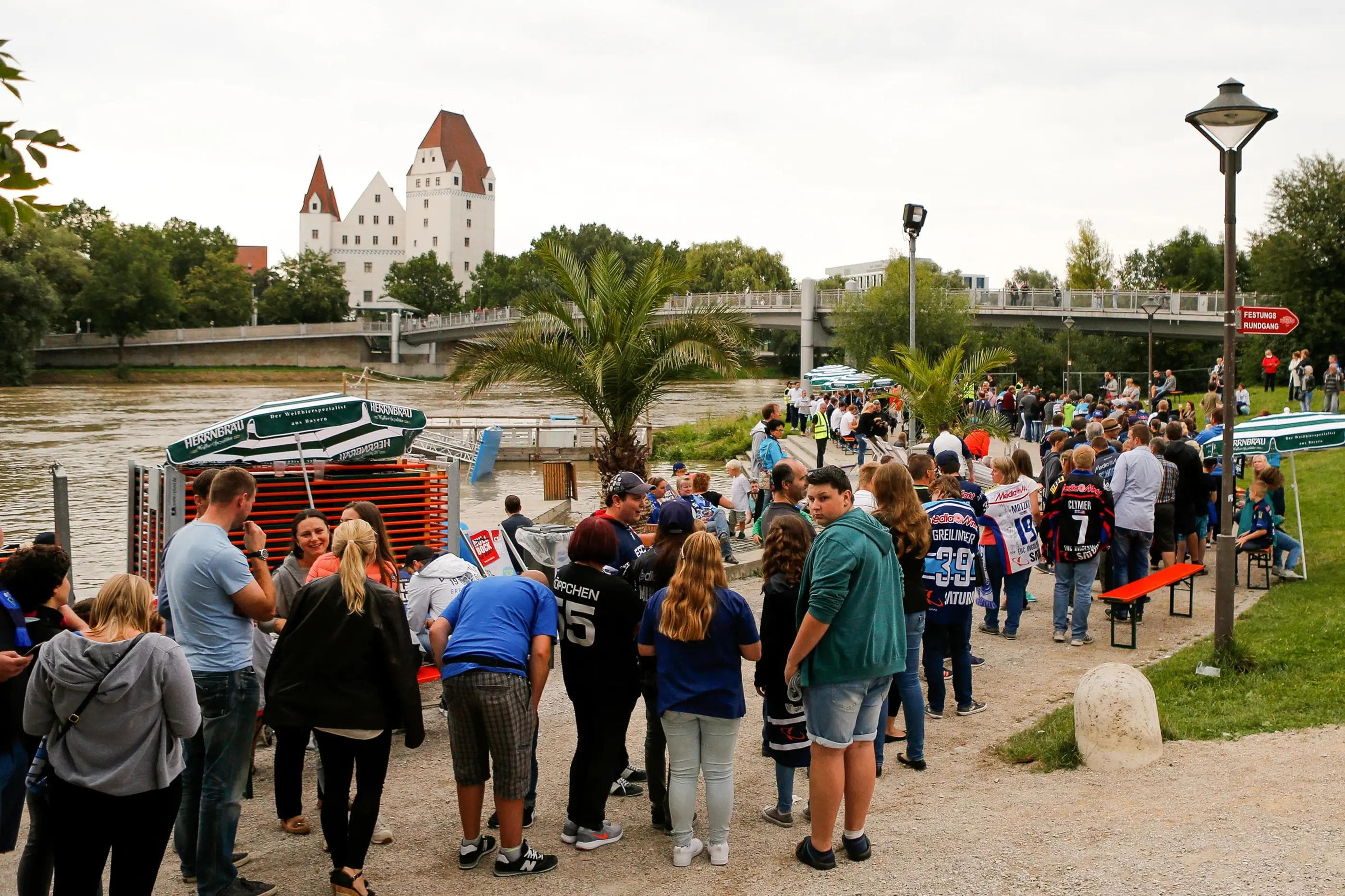 Die Autogrammstunde der ERC-Profis ist nicht das einzige Highlight beim Familienfest zur Saisoneröffnung. Foto: ST-Foto.de / Oliver STRISCH