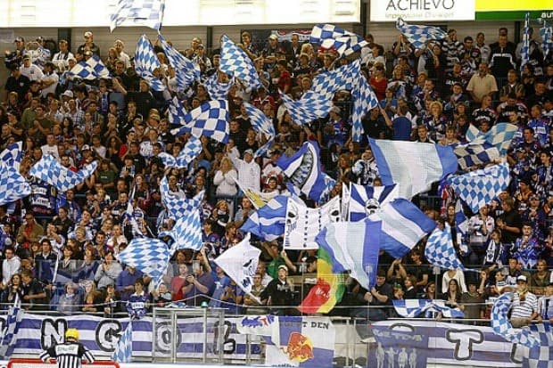 Rund 300 Fans unterstützen heute Abend die ERC-Cracks in Augsburg. Foto: kbumm