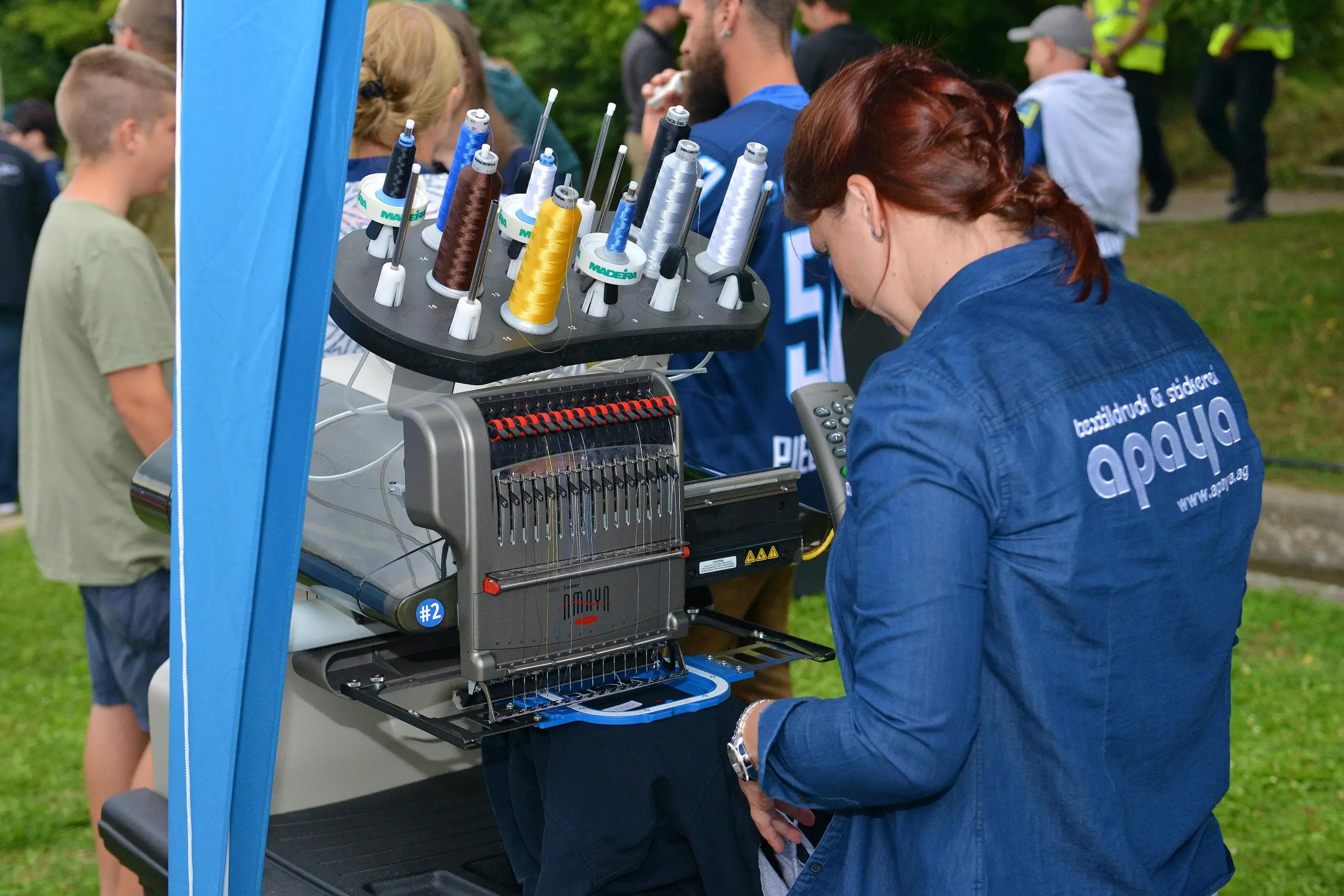 Direkt neben dem mobilen Fanshop, am Stand von Apaya, konnten die Fans ihre Fanartikel besticken lassen. Foto: ST-Foto.de / Johannes TRAUB