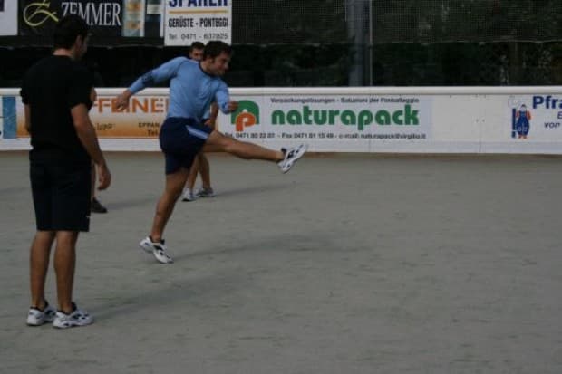 Yannic Seidenberg stellte seine Stürmerqualitäten auch mit der runden Lederkugel unter Beweis.