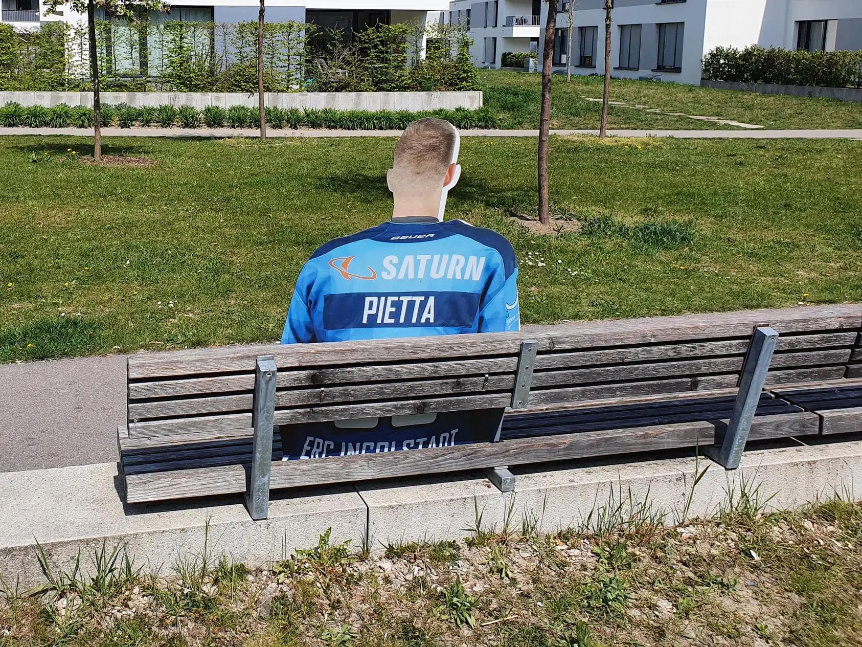 Zwischen Wasserbecken und Spielplatz sitzt Daniel Pietta an der Romy-Schneider-Straße