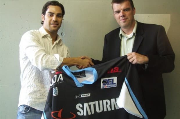 Brad Leeb erhielt bei seiner Ankunft sein neues Trikot von Sportmanager Stefan Wagner überreicht. Bild: NR