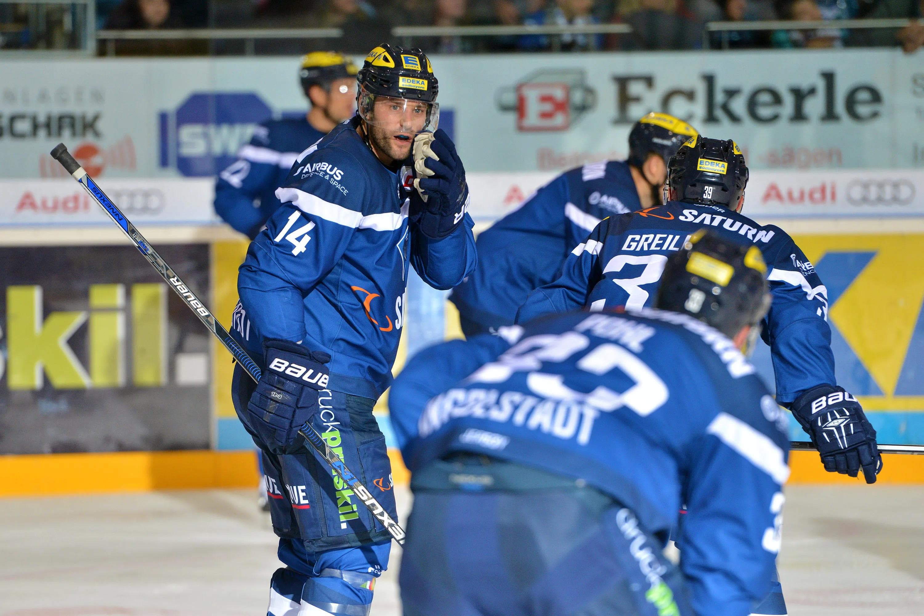 Dustin Friesen und seine Panther haben Wolfsburg vor der Brust. Foto: Traub / st-foto.de