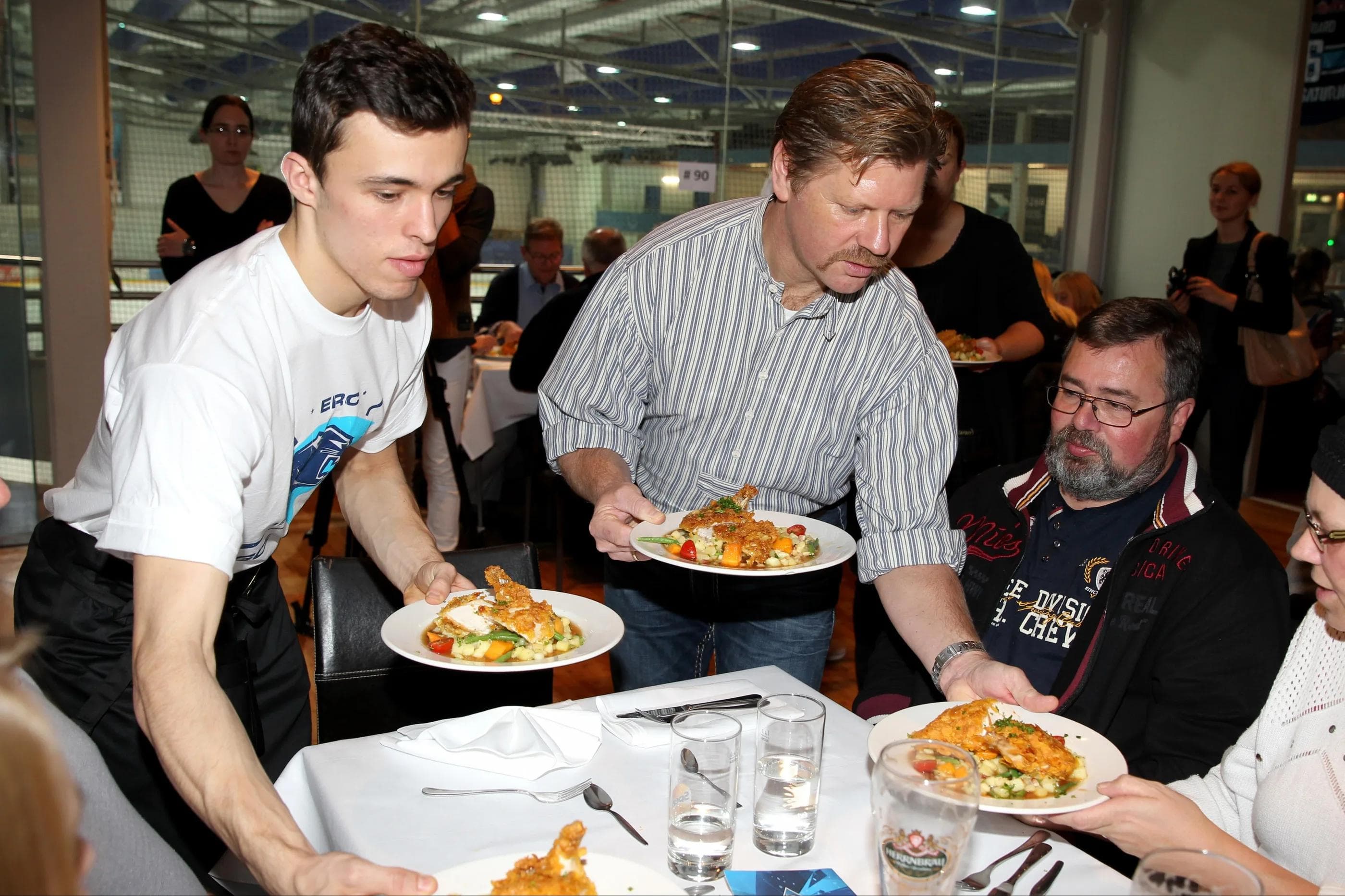 Guten Appetit: Die nächste Runde des Panther Dinners in der Sportsbar wirft ihre Schatten voraus. Foto: Meyer / kbumm.de