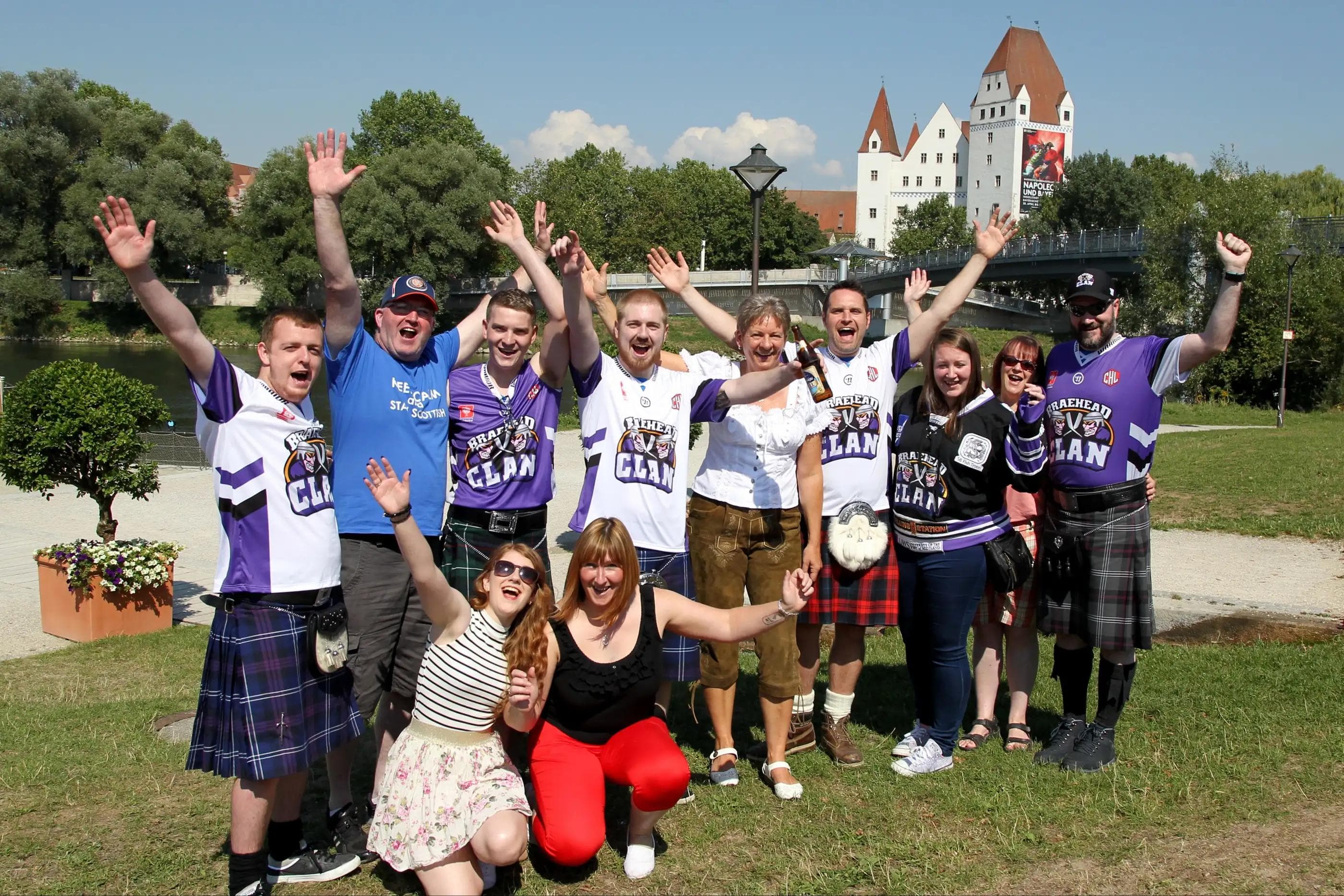 Fans aus Zürich und Ingolstadt treffen sich zum CHL-Heimauftakt am Donaustrand. Im kleineren, gemütlicheren Rahmen als im Vorjahr beim Besuch des Braehead Clans. Foto: Jürgen Meyer / kbumm.de